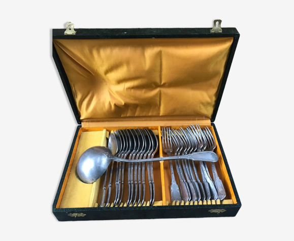 Coffret avec couverts fourchettes cuilleres x12 ainsi qu une louche