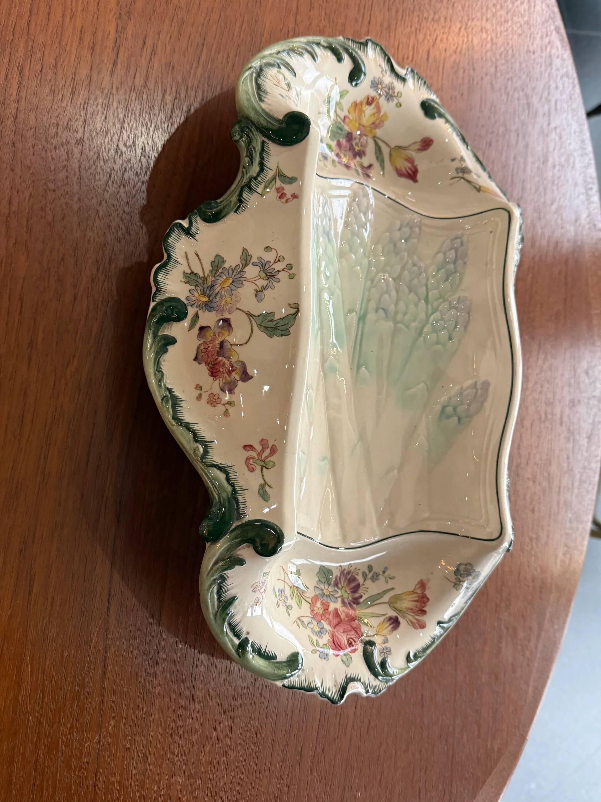 Old Longchamps plate Terre de Fer – Model 1428 – Floral decoration & asparagus in relief – 39 x 23 cm