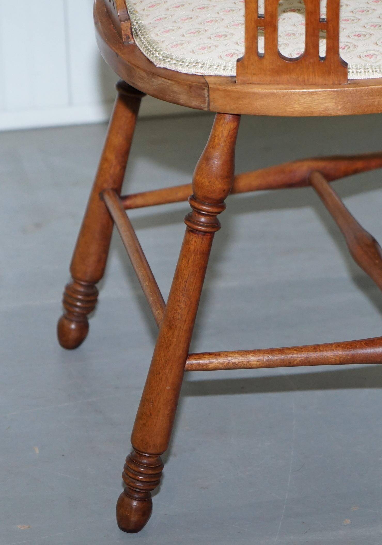 Chaise en noyer Edwardian à dossier courbé avec incrustation de nacre style Arts and Crafts