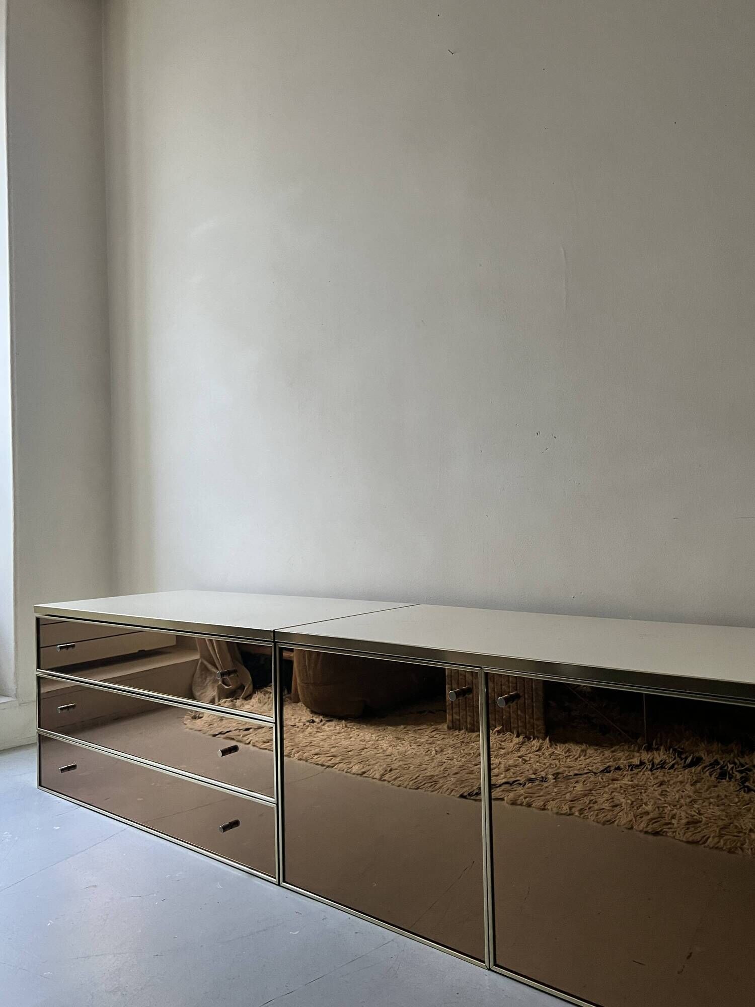 Low ivory lacquered enfilade, smoked mirror & brass JC Mahey, design 1970.