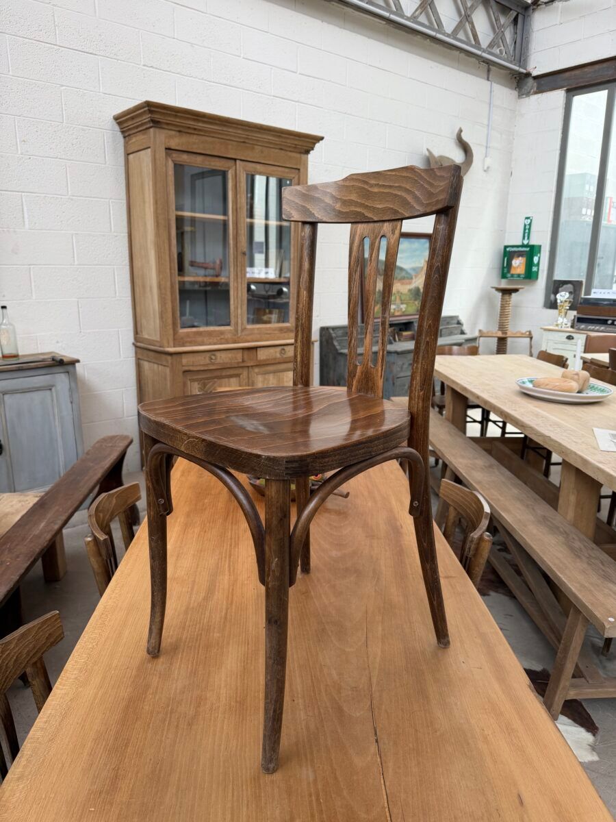 Suite de 54 chaises de bistrot