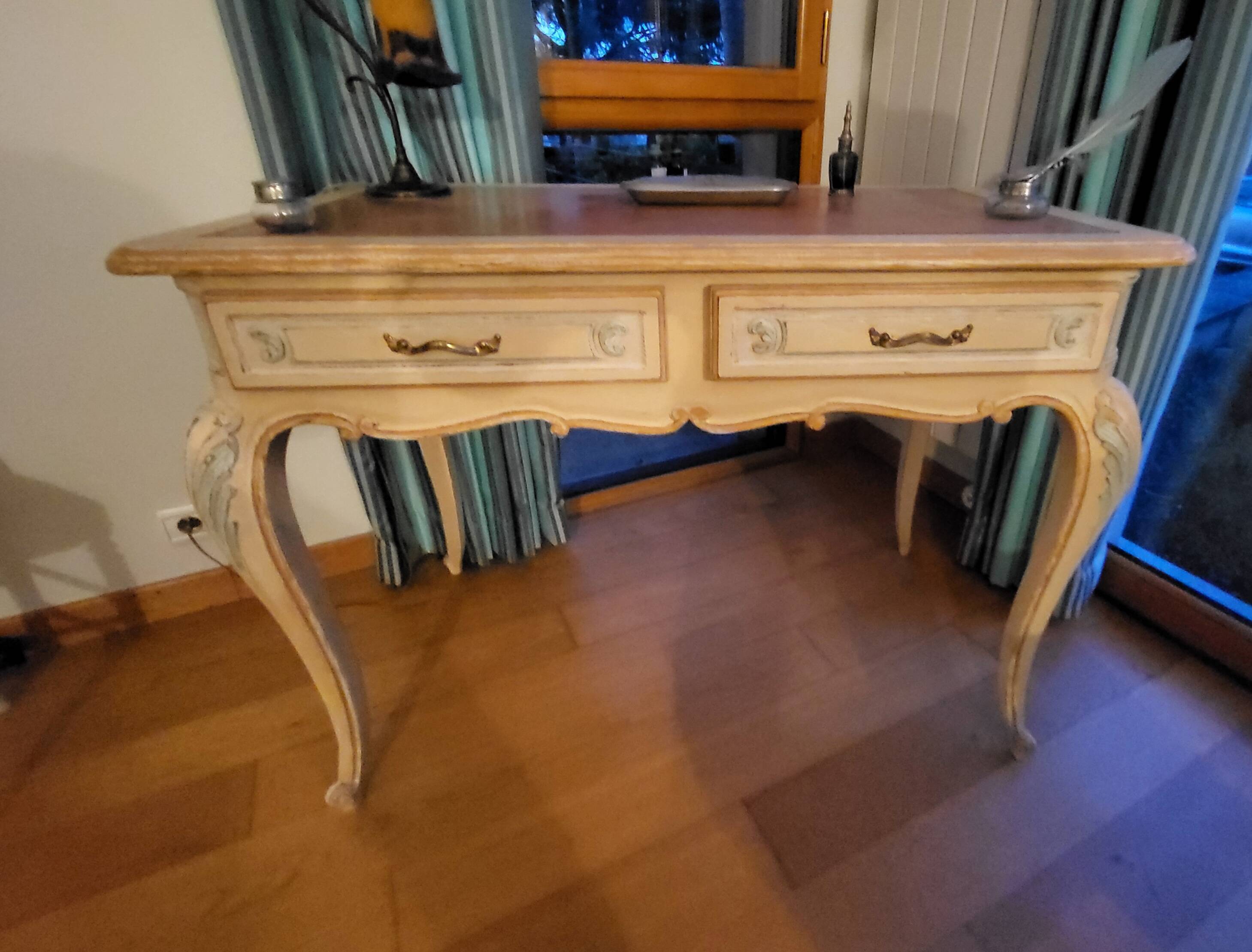Louis XV painted style desk – Antique invoice (Patrice Burel)