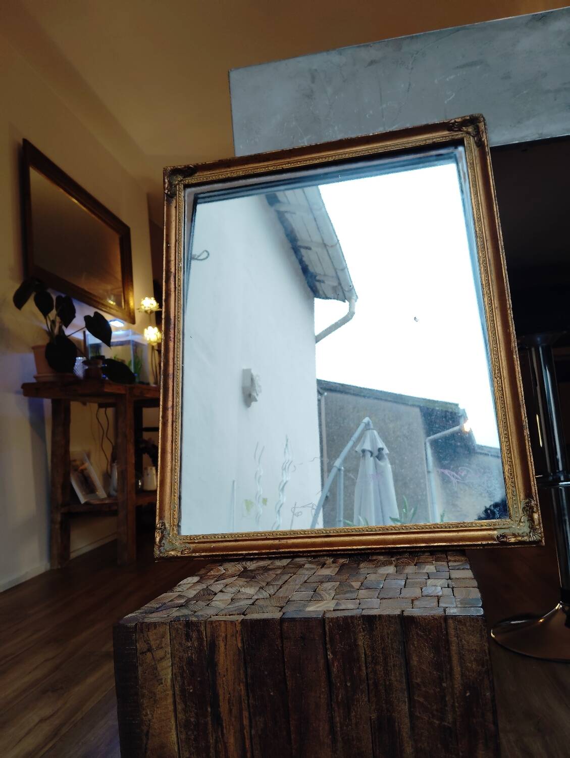 Miroir en bois, doré à la feuille d'or.