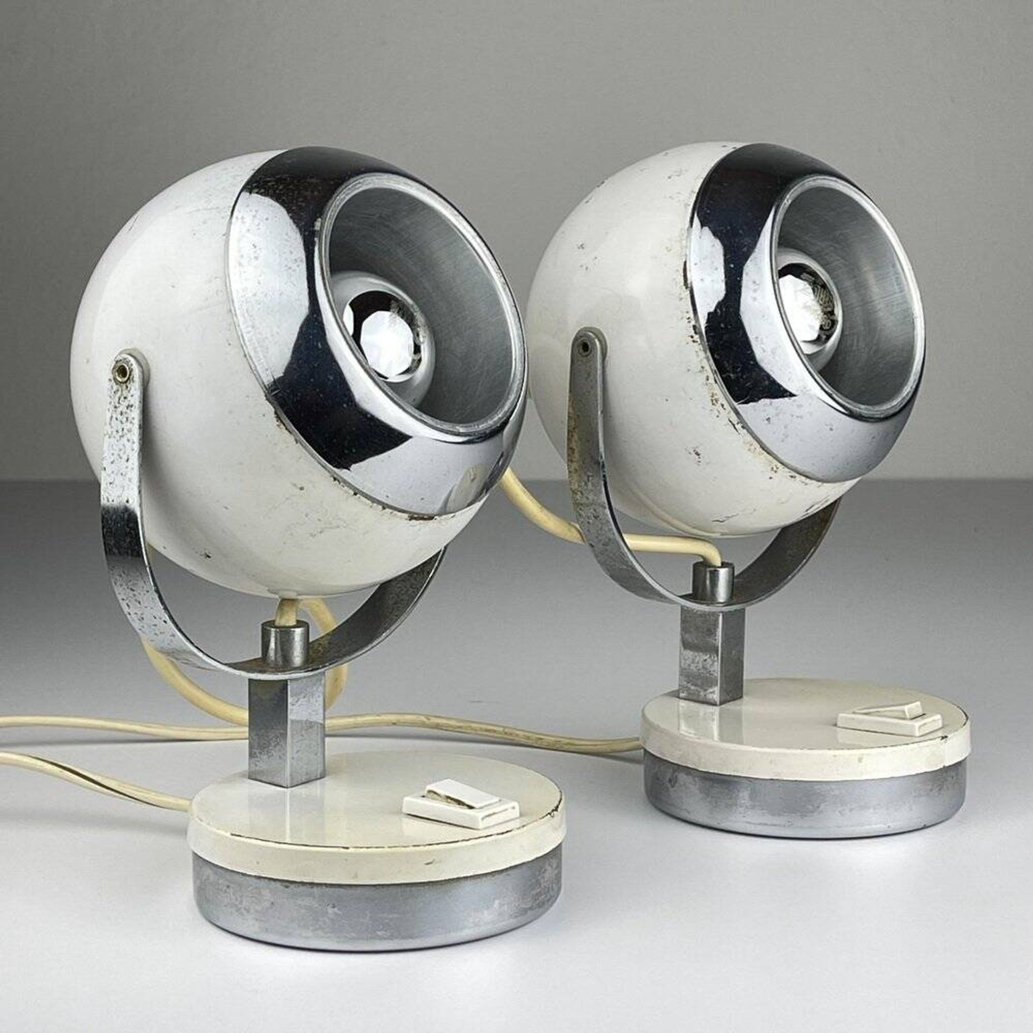 Lampes de bureau blanches du milieu du siècle, années 1960, ensemble de 2