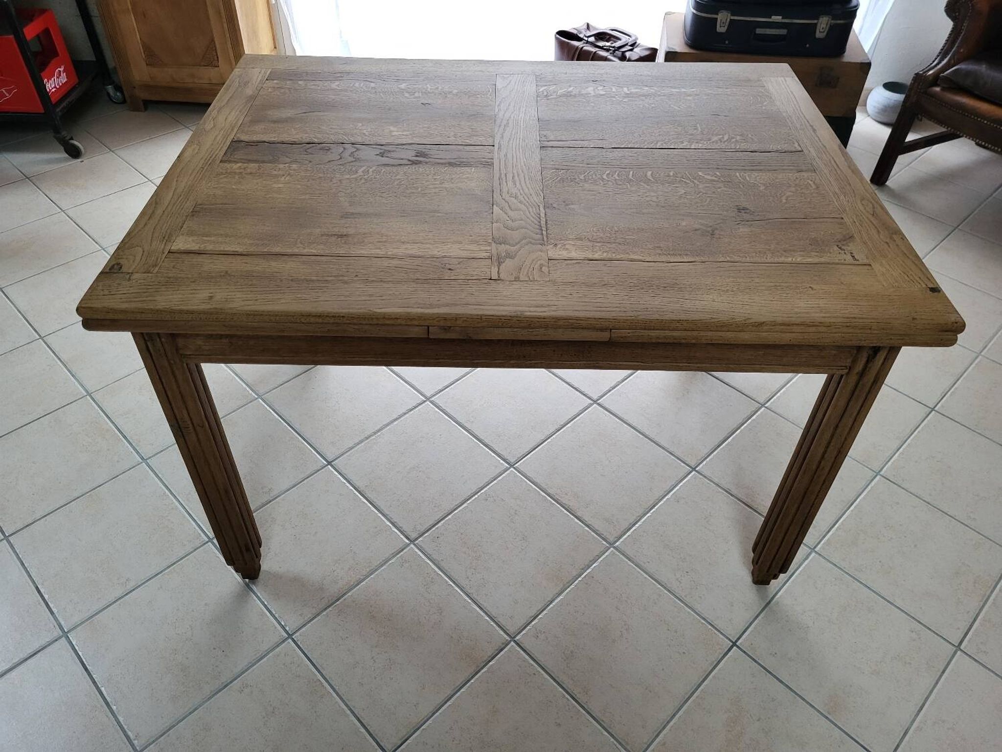 Extendable oak table