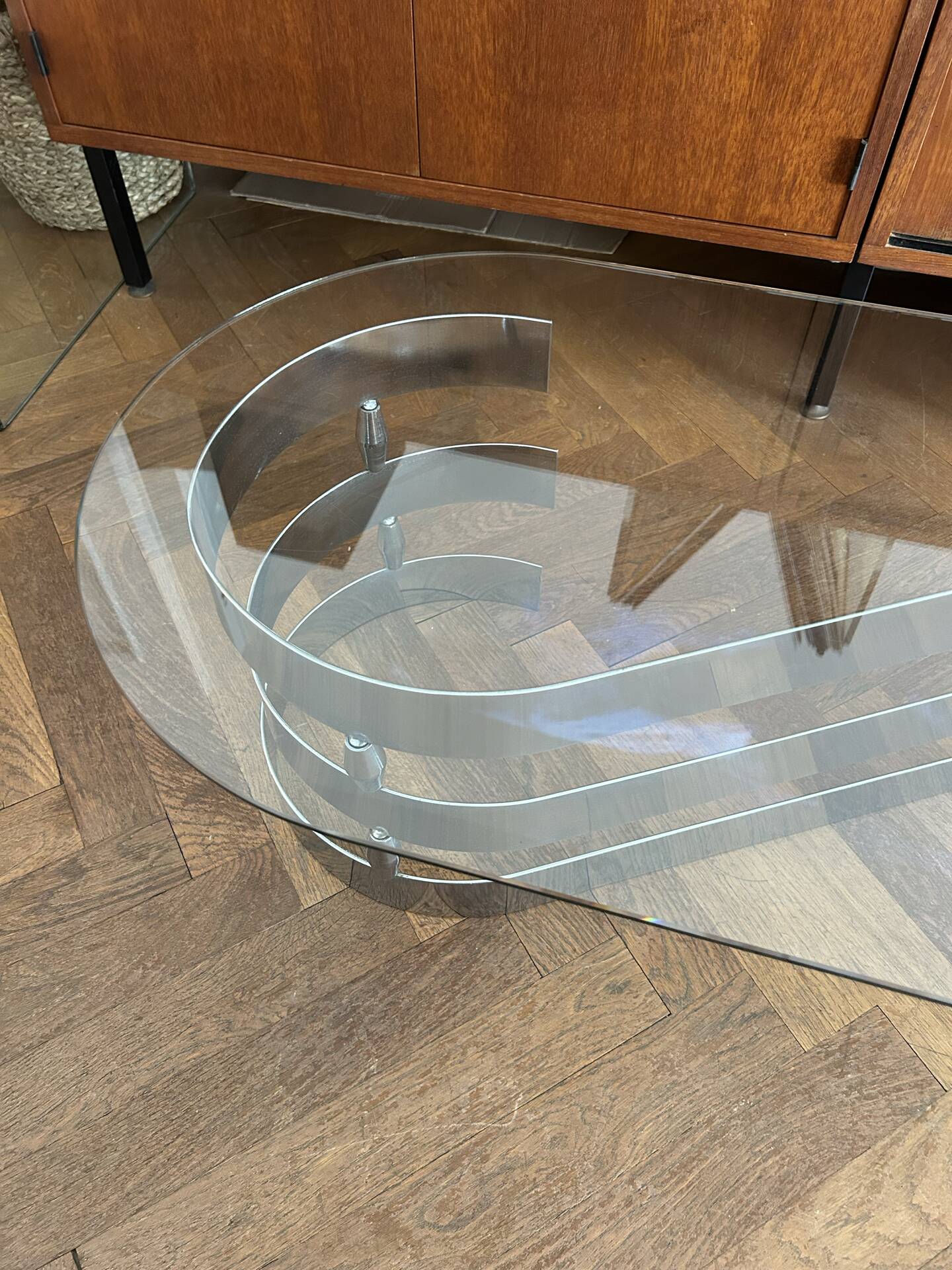 Table basse ovale design années 70 en verre et pieds chromé « S »