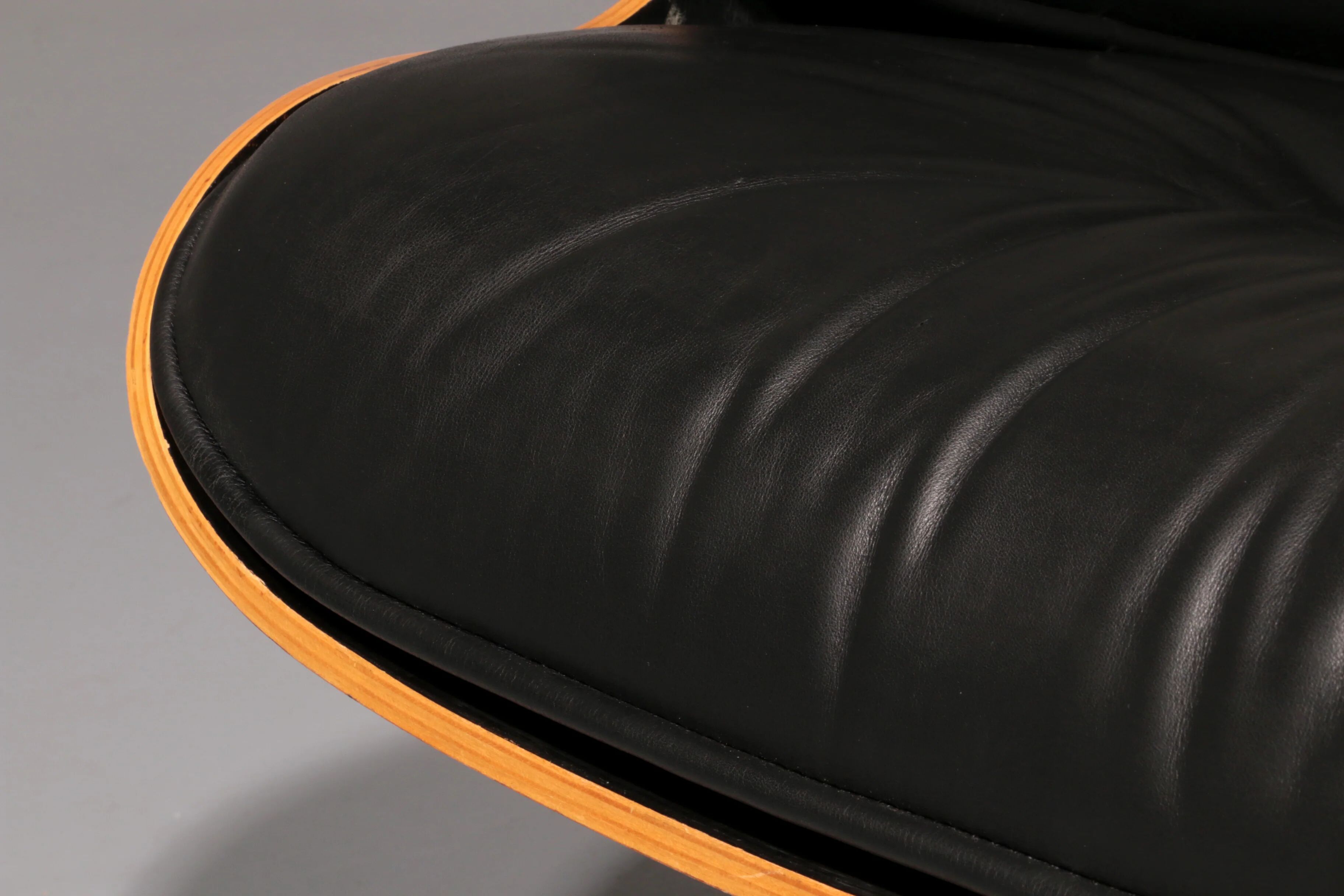 Ensemble de fauteuil et repose-pieds par Charles Eames, années 1960.