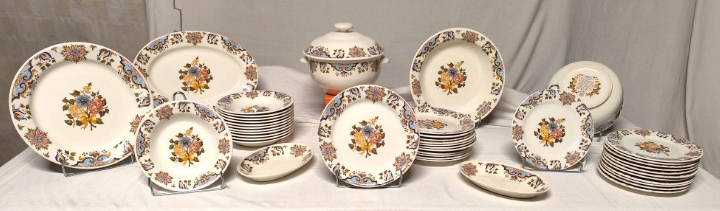 Gien. Bordeaux bouquet. 43-piece service