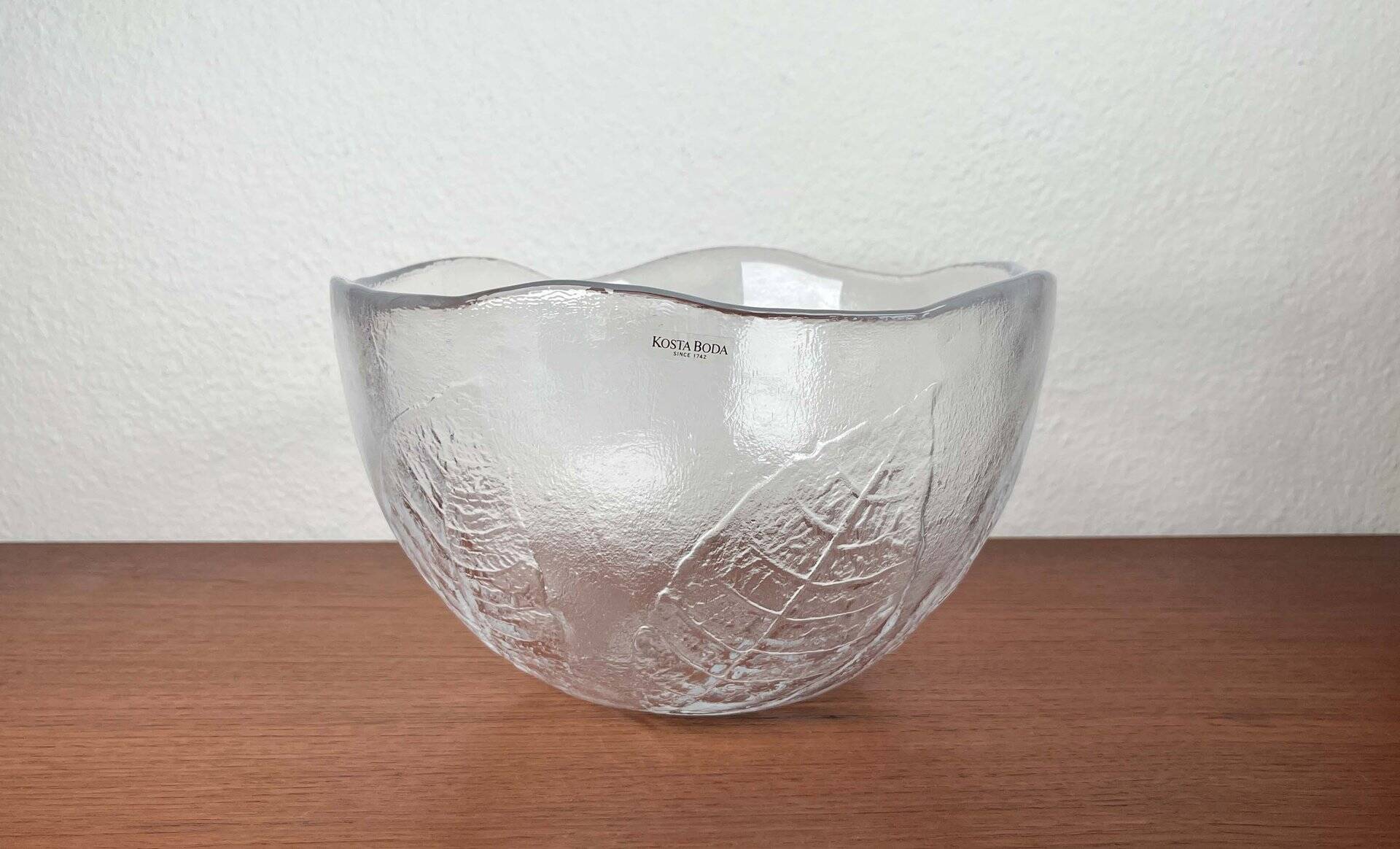 Large vintage Swedish glass bowl with floral decoration by Ann Wärff for Kosta Boda, 1970s.