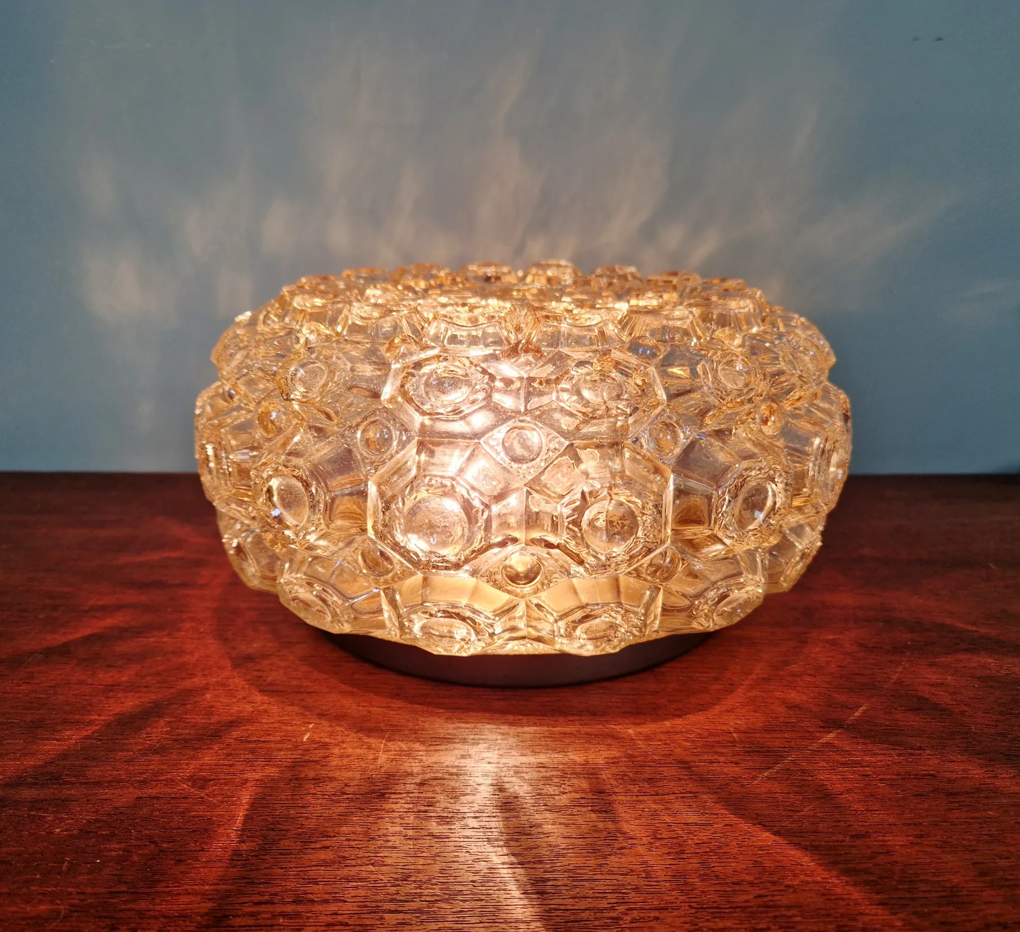 Amber glass honeycomb ceiling light, design by Helena Tynell, 1970.
