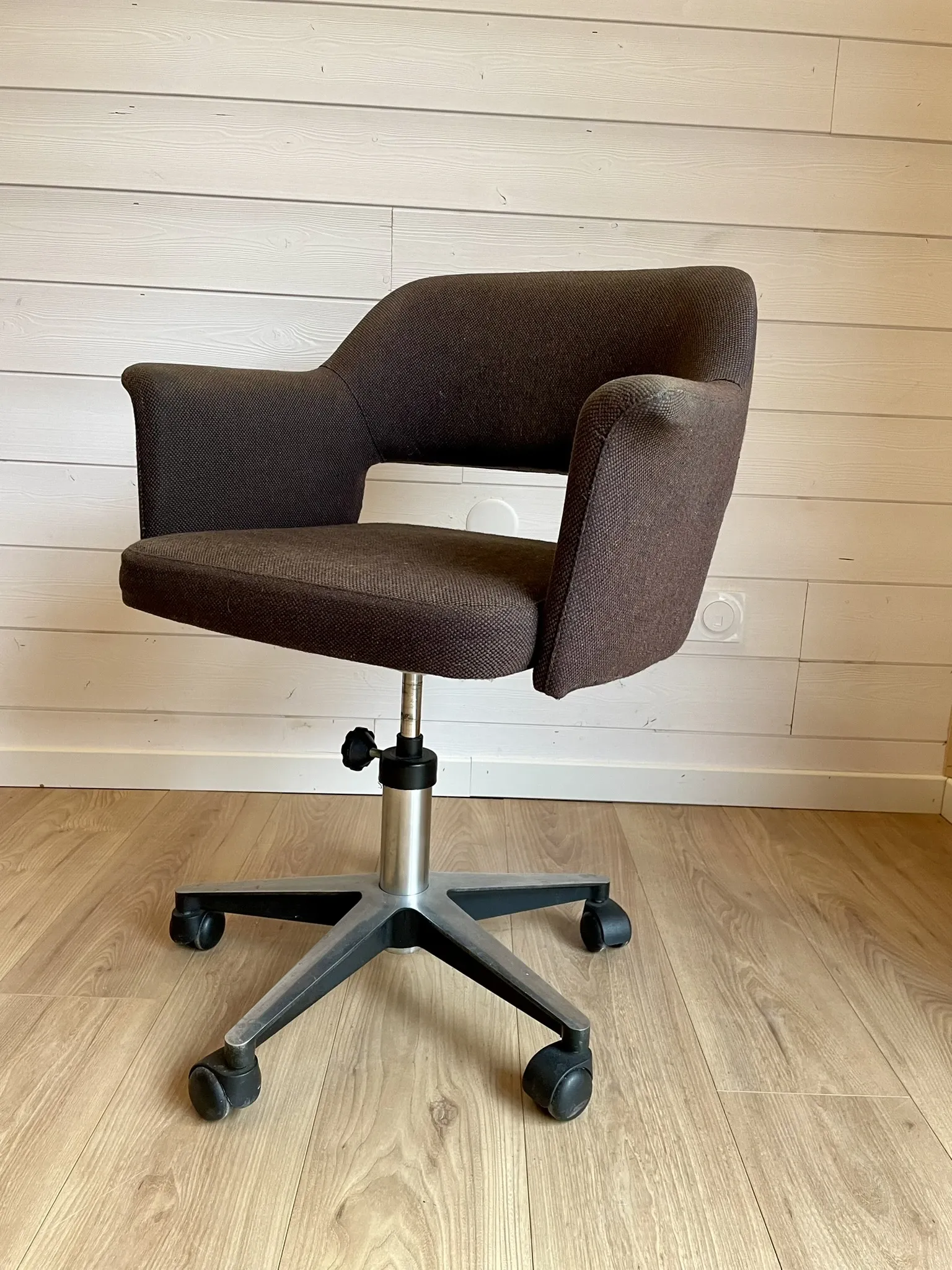 Vintage Mid-Century brown office chair with wheels from the 1970s.