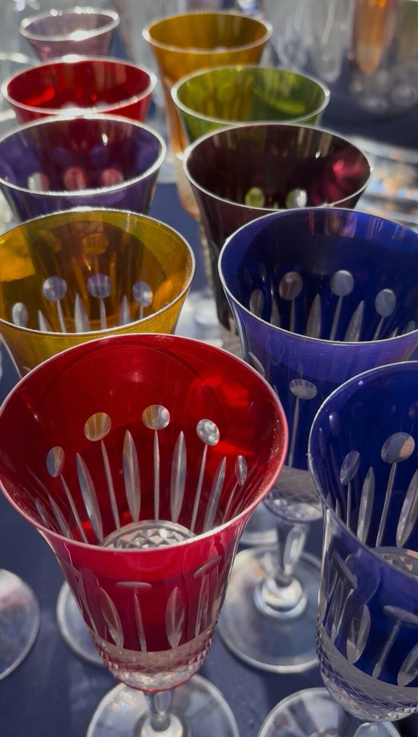 8 vintage blown glass plates with swirl decoration
