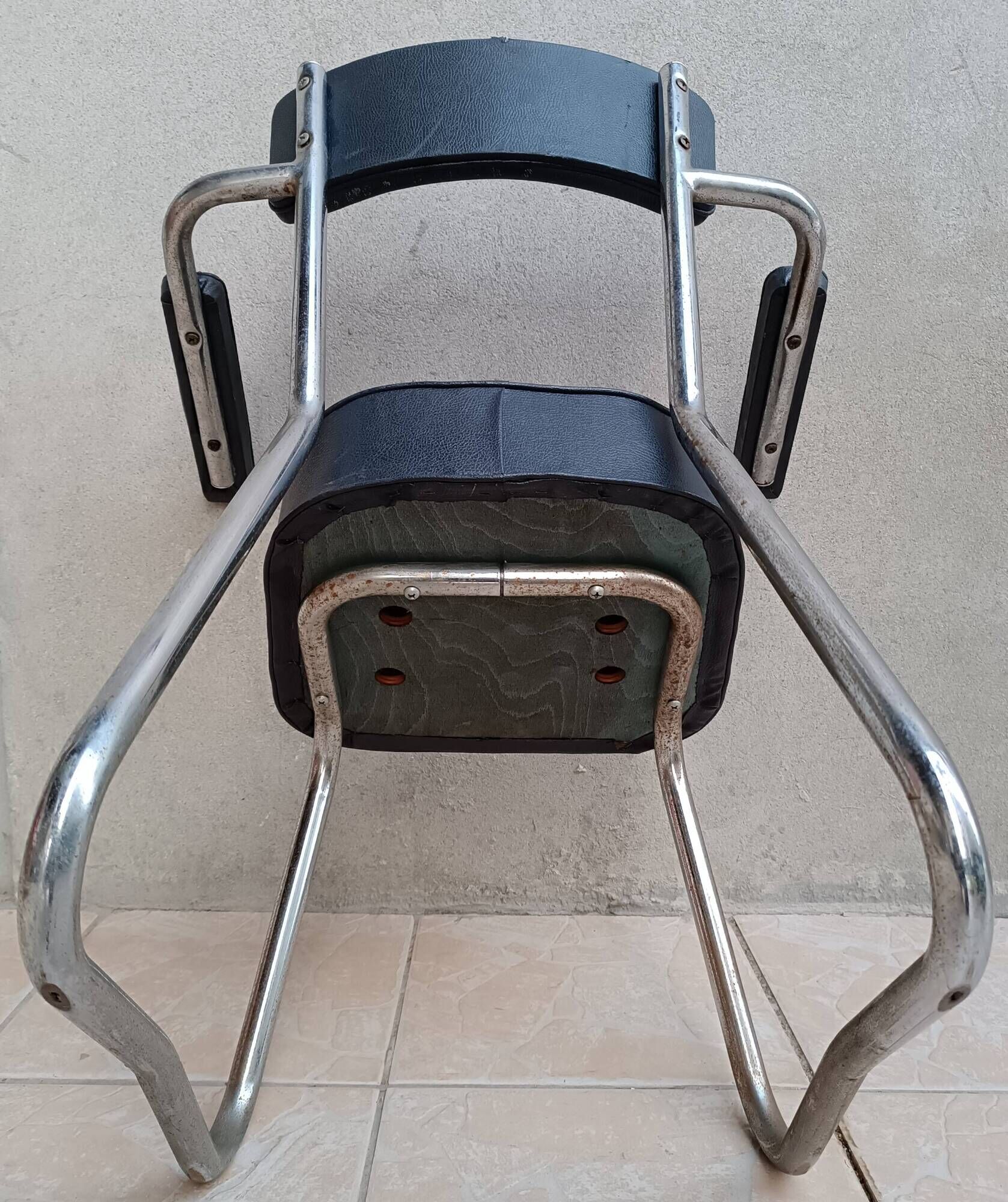 Vintage office chair in chrome metal and faux leather.