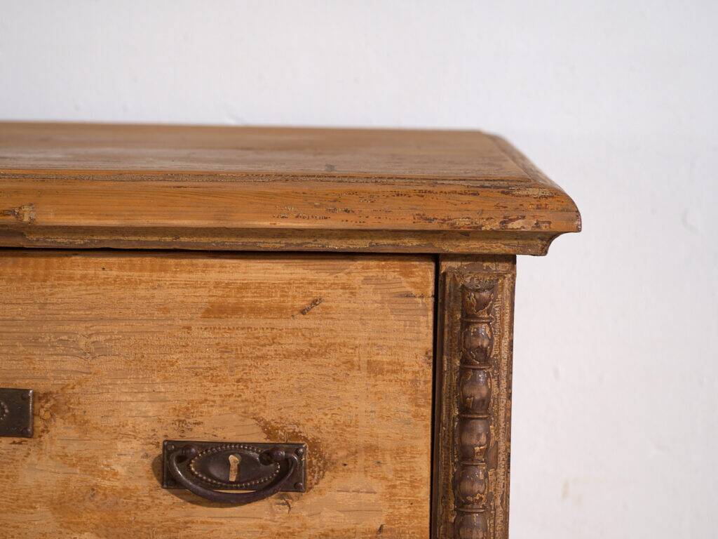 Commode ancienne en pin décapé – Meuble rustique européen primitif – circa
