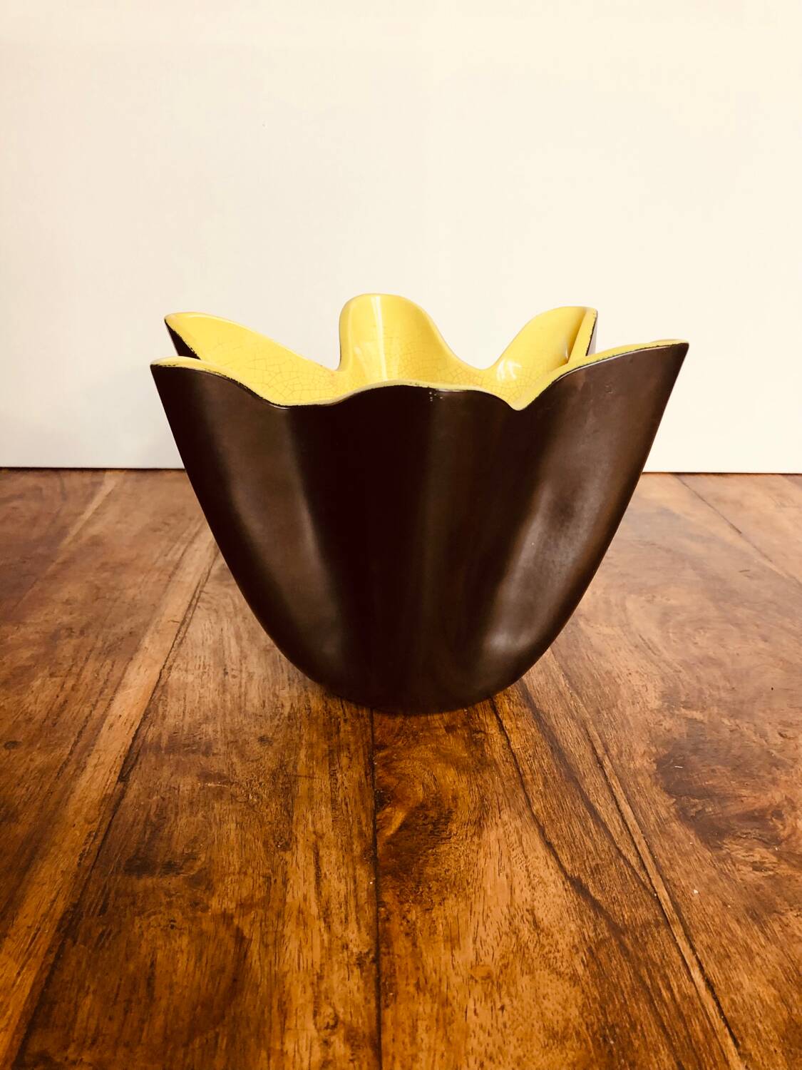 Handkerchief vase signed Elchinger. 1950s black and yellow.