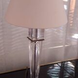 Lampe de table française en lucite et laiton, milieu du siècle