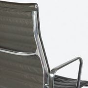 Chaise de bureau à dossier haut grise Herman Miller Original Eames EA337 avec piètement à roulettes