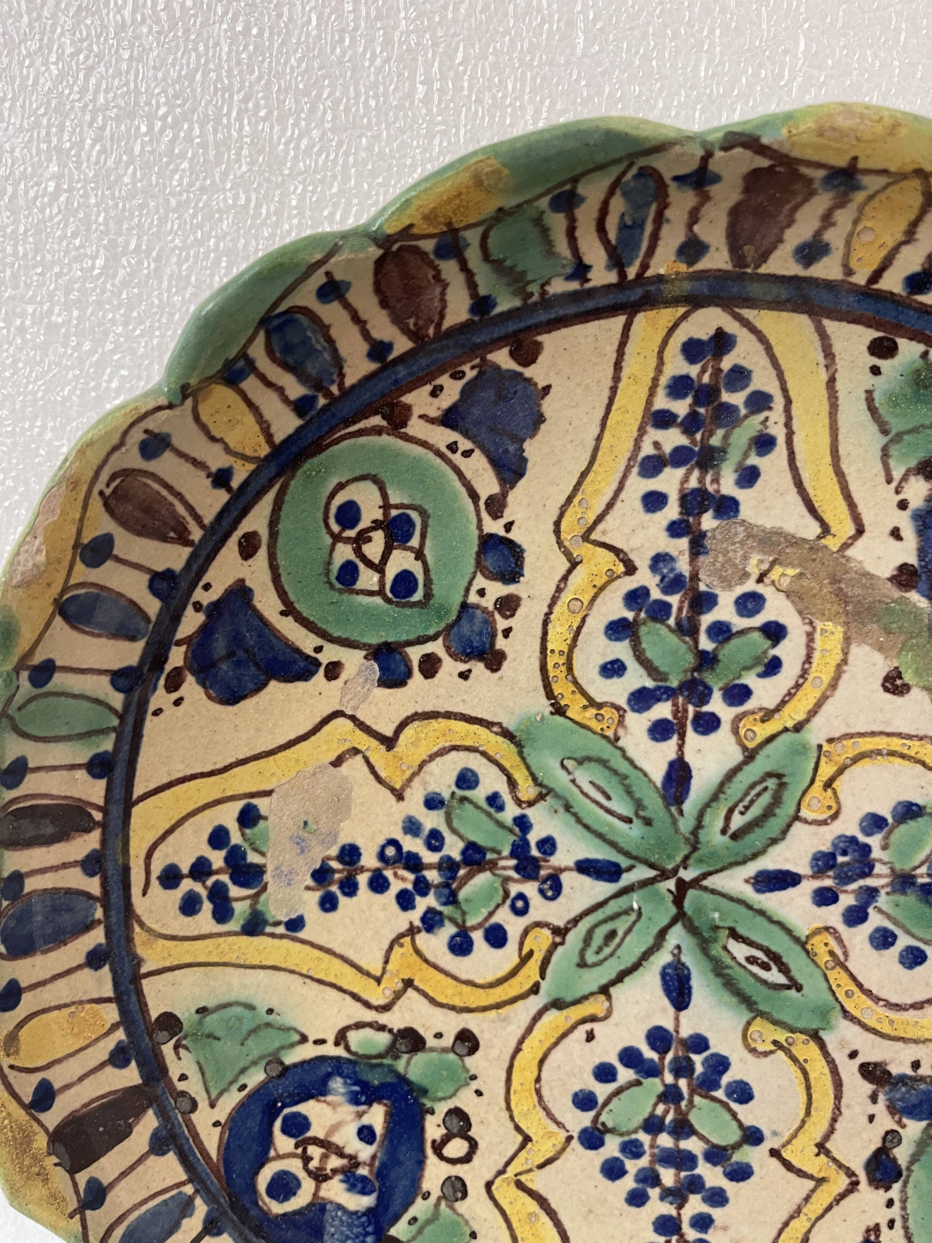 Tunisia ceramic round flat polychrome traditional XVIII e anonymous