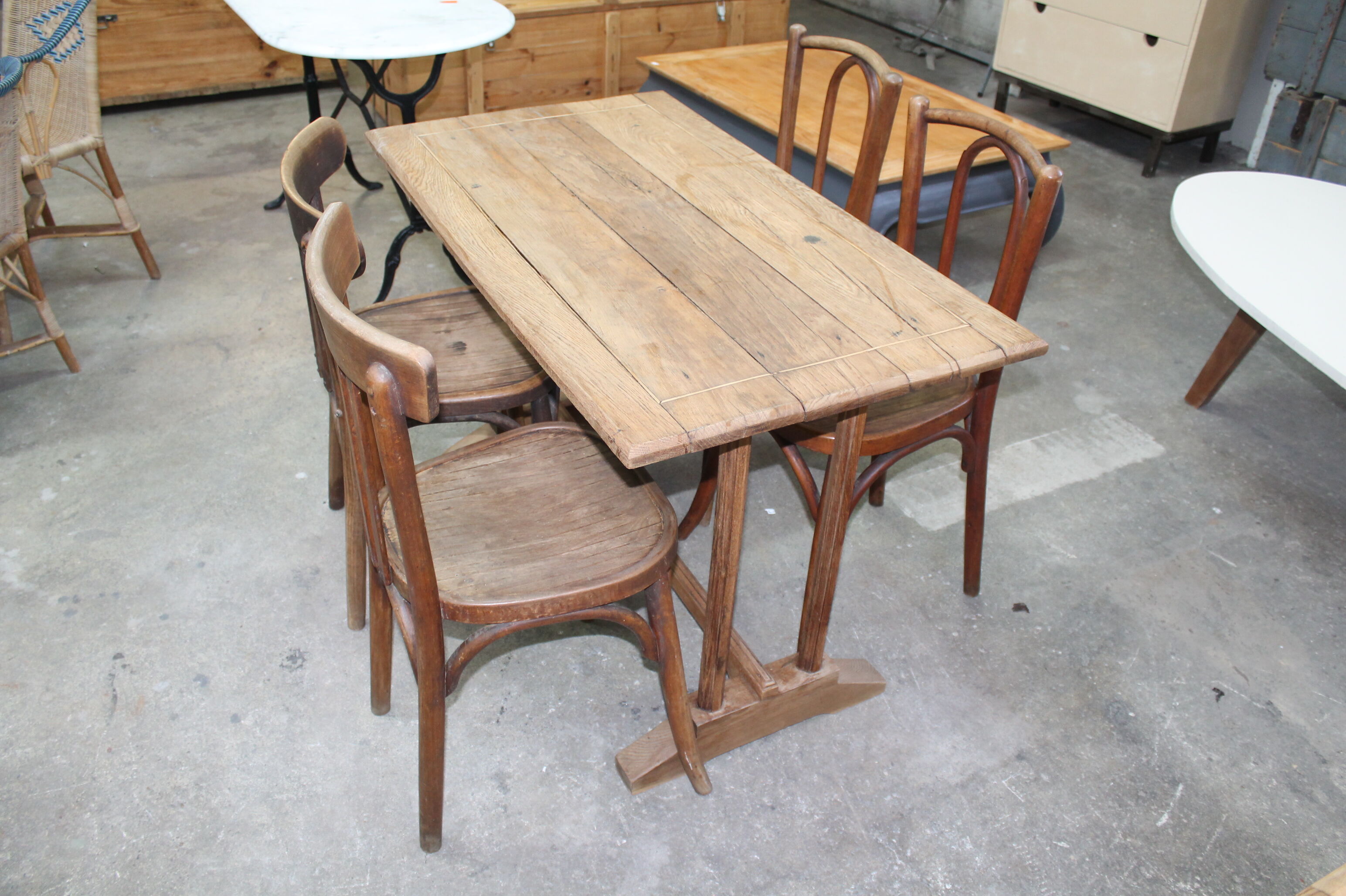 Ensemble d'une table et 4 chaises de bistrot