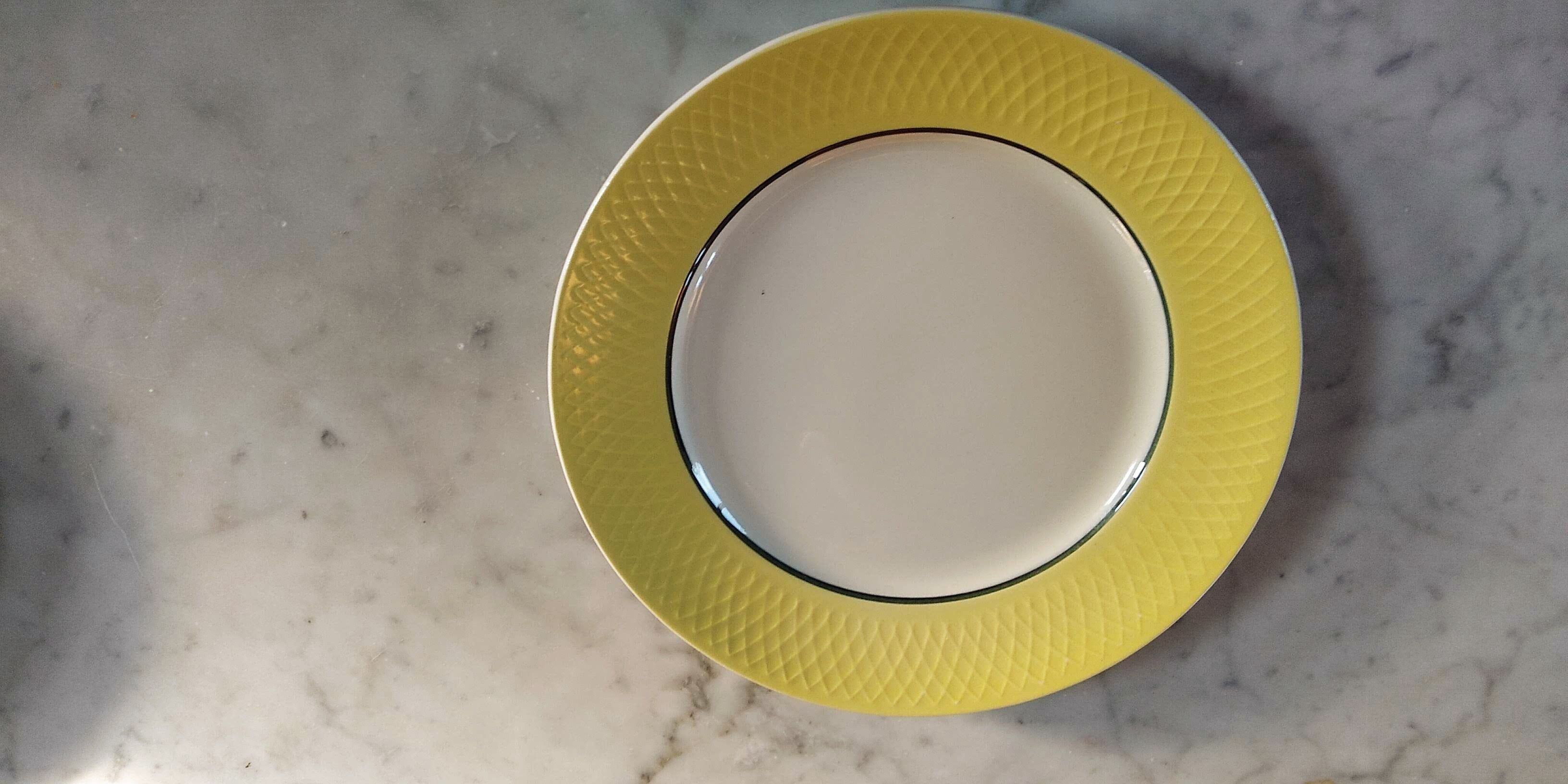 6 flat plates Orchies Moulin des loups jaunes with black edging