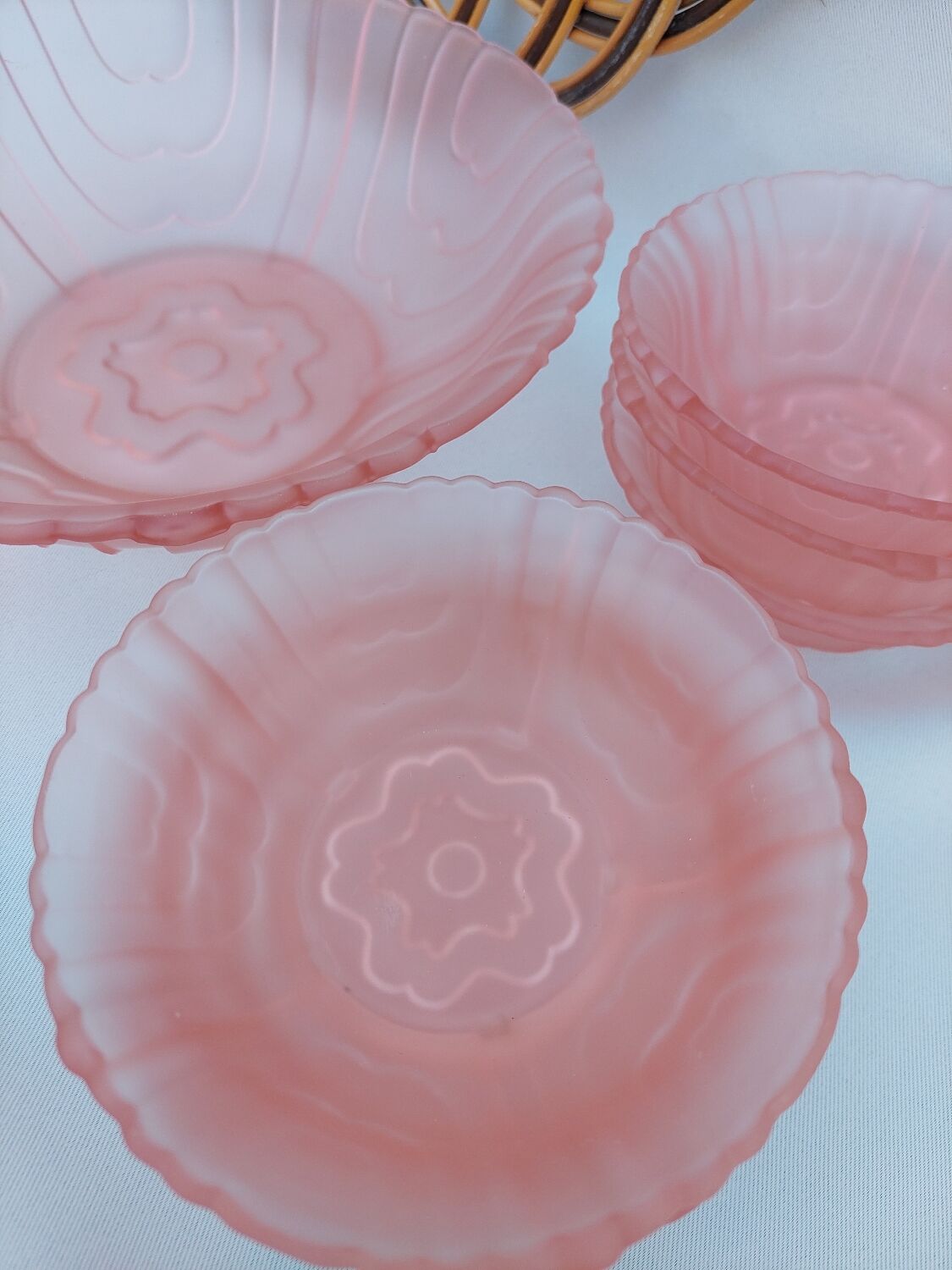 Ensemble de bols en verre dépoli rose