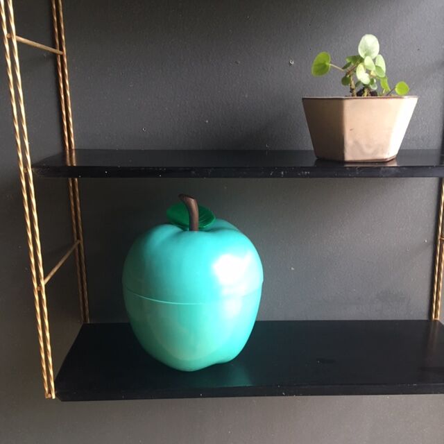 Shelf string gold thread