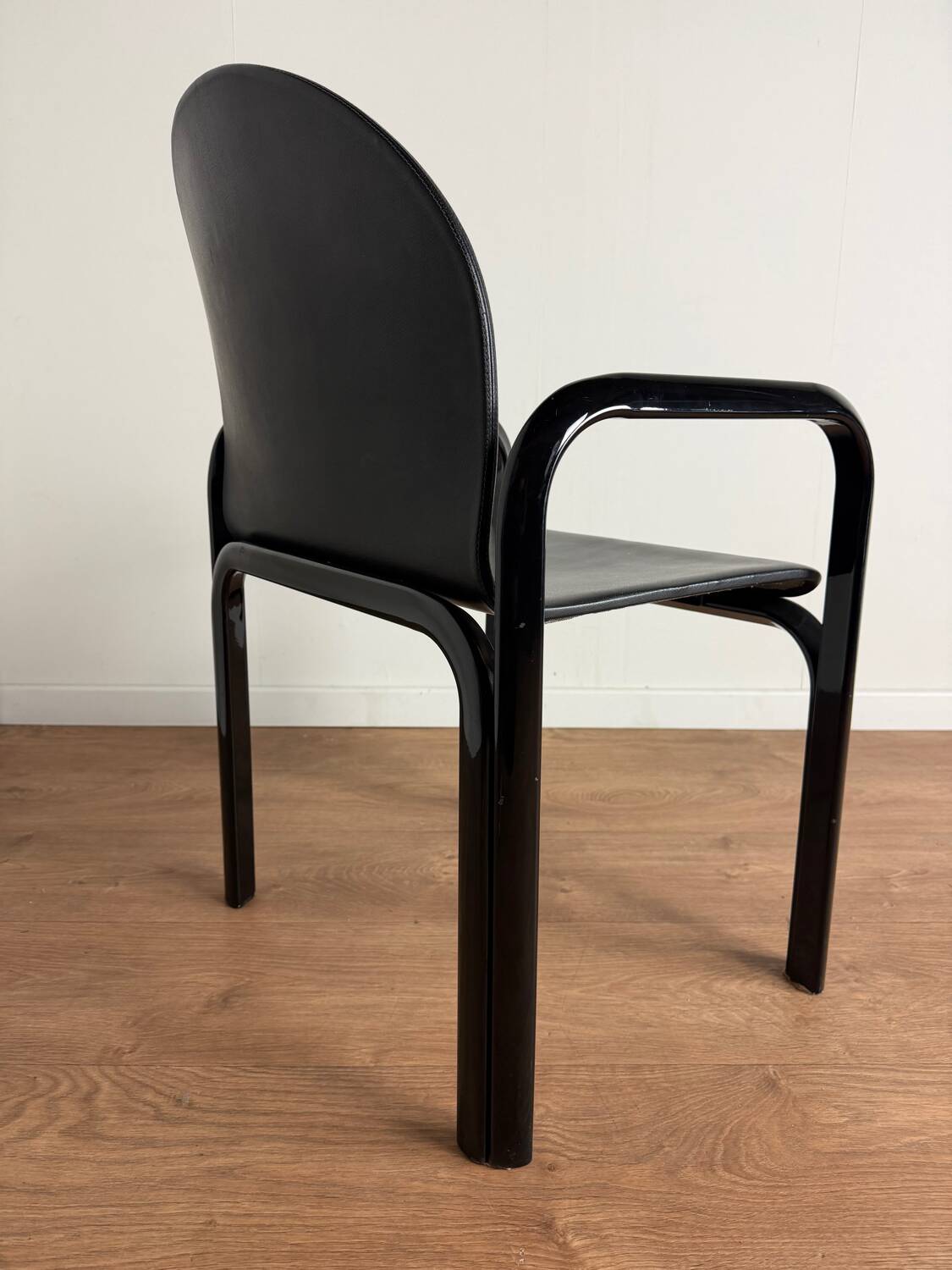 Knoll Orsay set – table & 4 chairs – black lacquered steel & faux leather