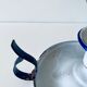 Bougeoir antique en métal émaillé blanc et bleu