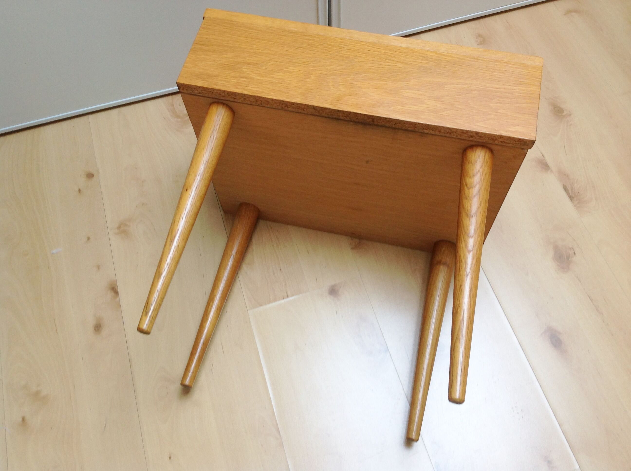 Table de chevet en bois verni style scandinave / vintage années 60-70