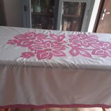 Off-white rectangular cotton tablecloth fuchsia pink patterns 150X250 and 8 pink towels
