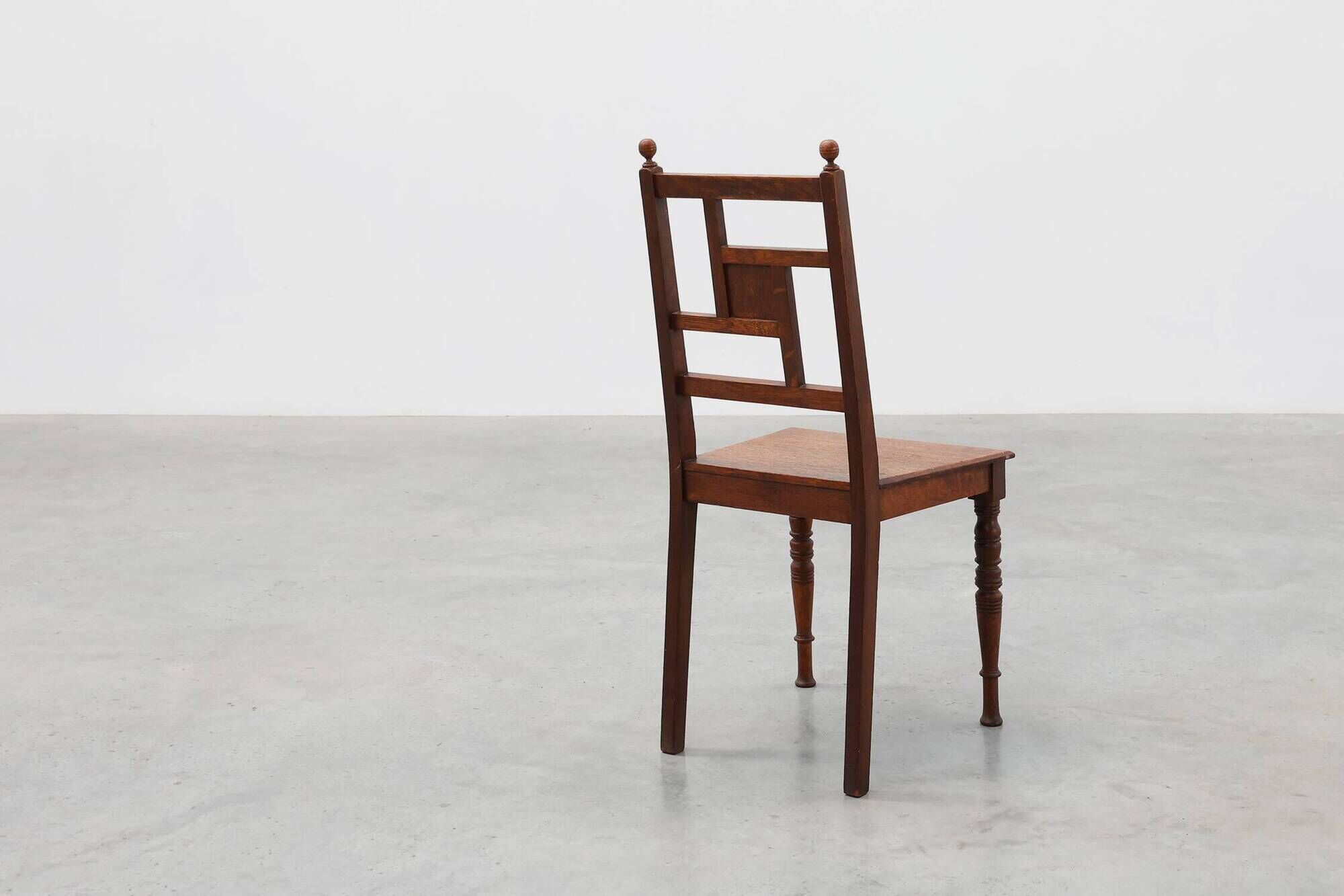 Art Deco oak side chair with carved rosette back and turned front legs, Bel