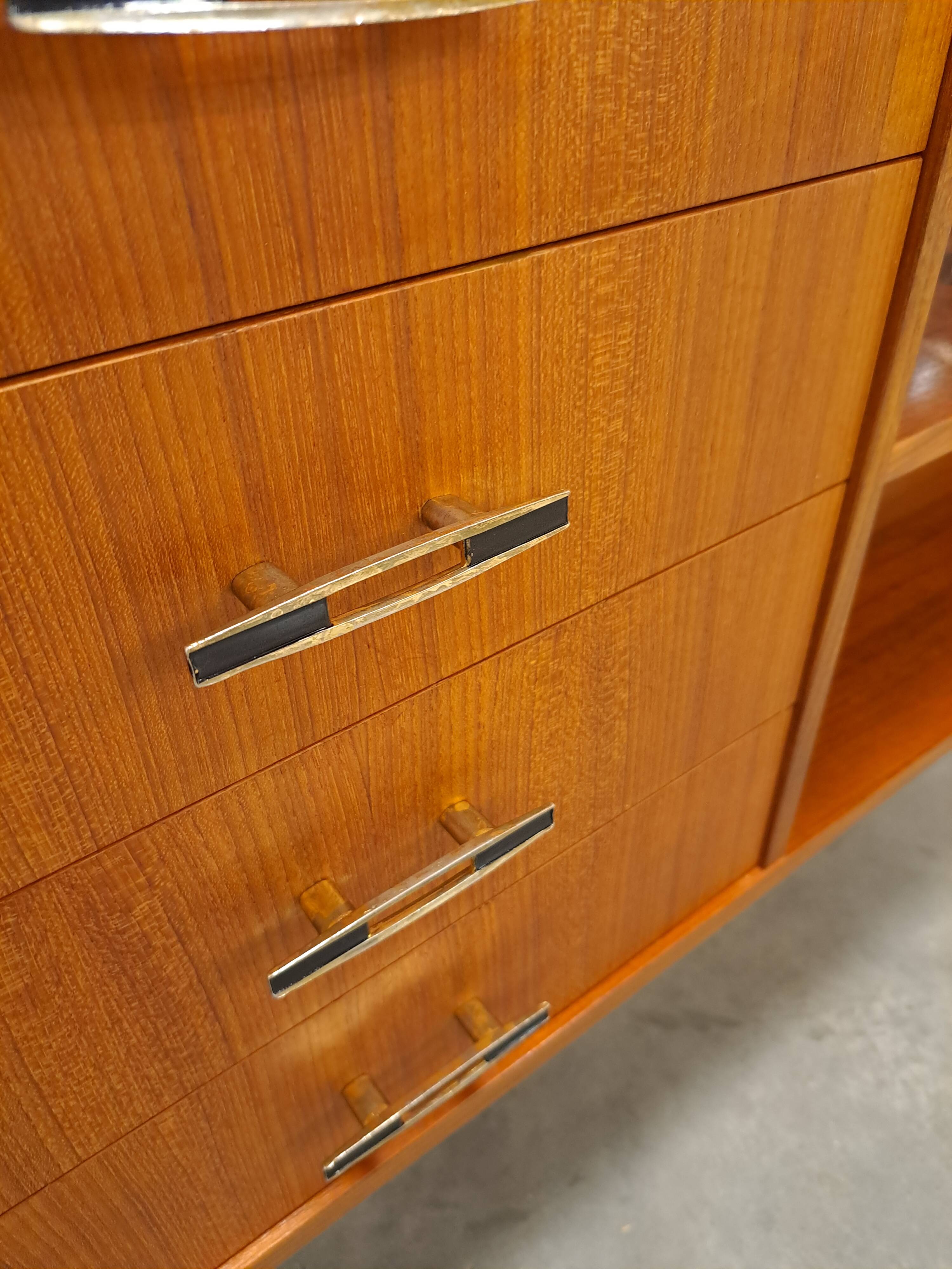 Deens teak vakkenkast met lades en hoge poten, vintage wandkast