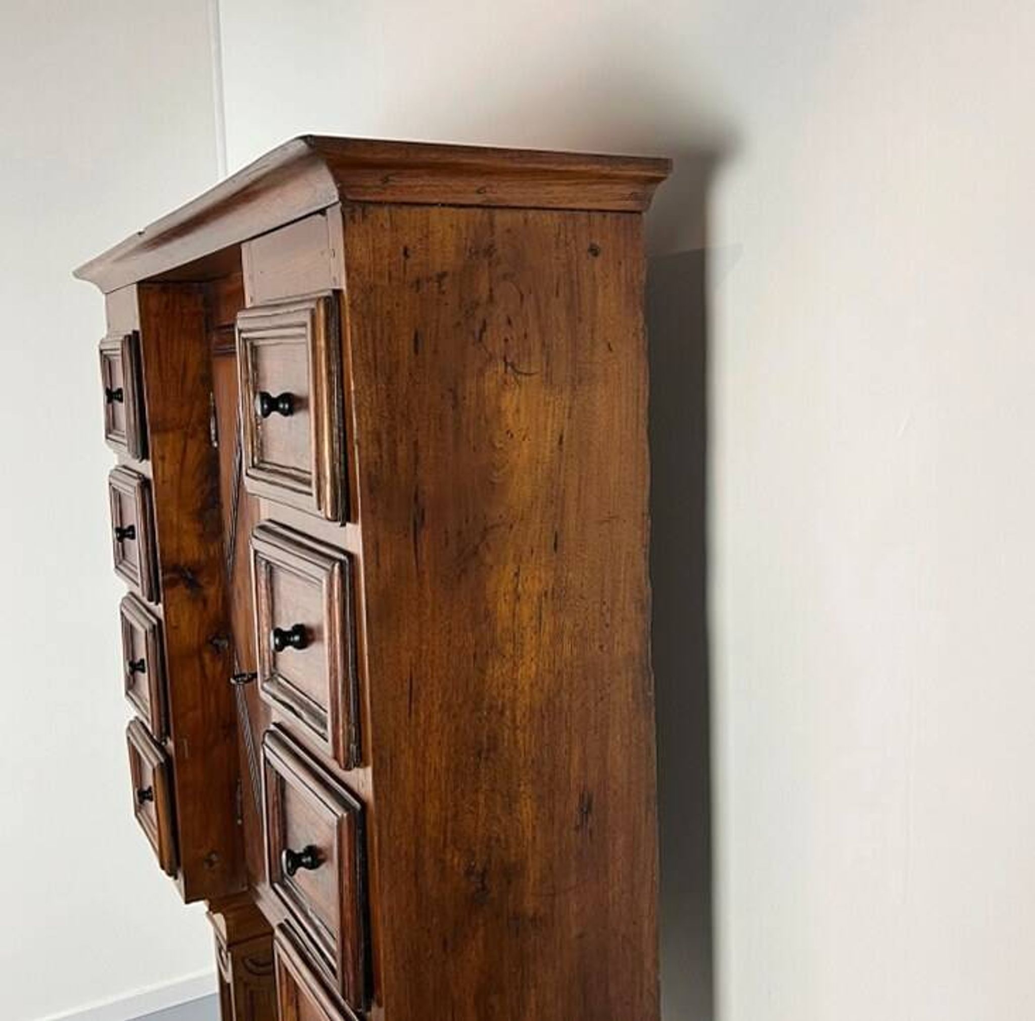 Walnut cabinet with 8 drawers Stipo Monetiere, Piedmont 17th century, furniture Italy 17th century