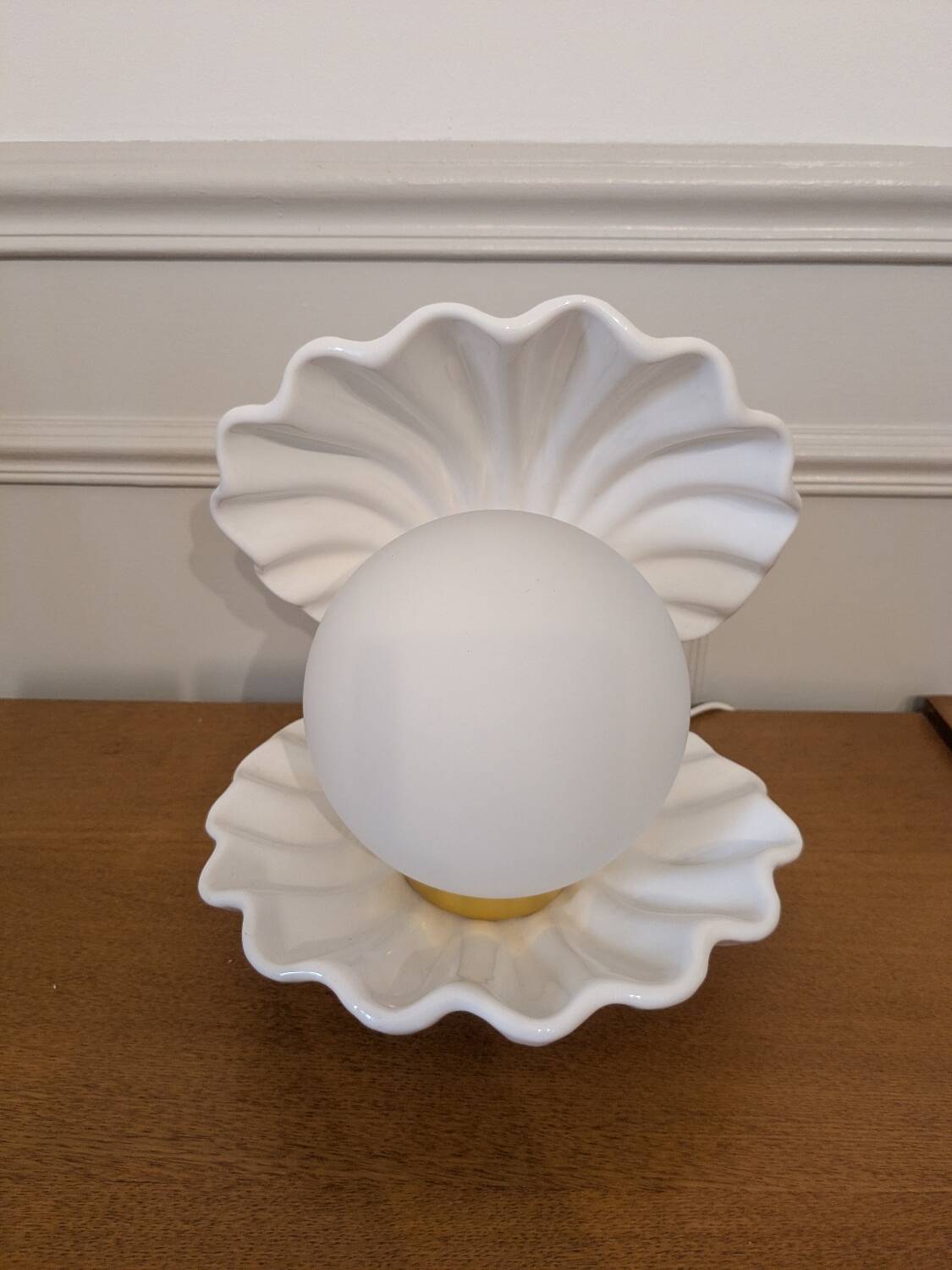 Vintage ceramic shell lamp
