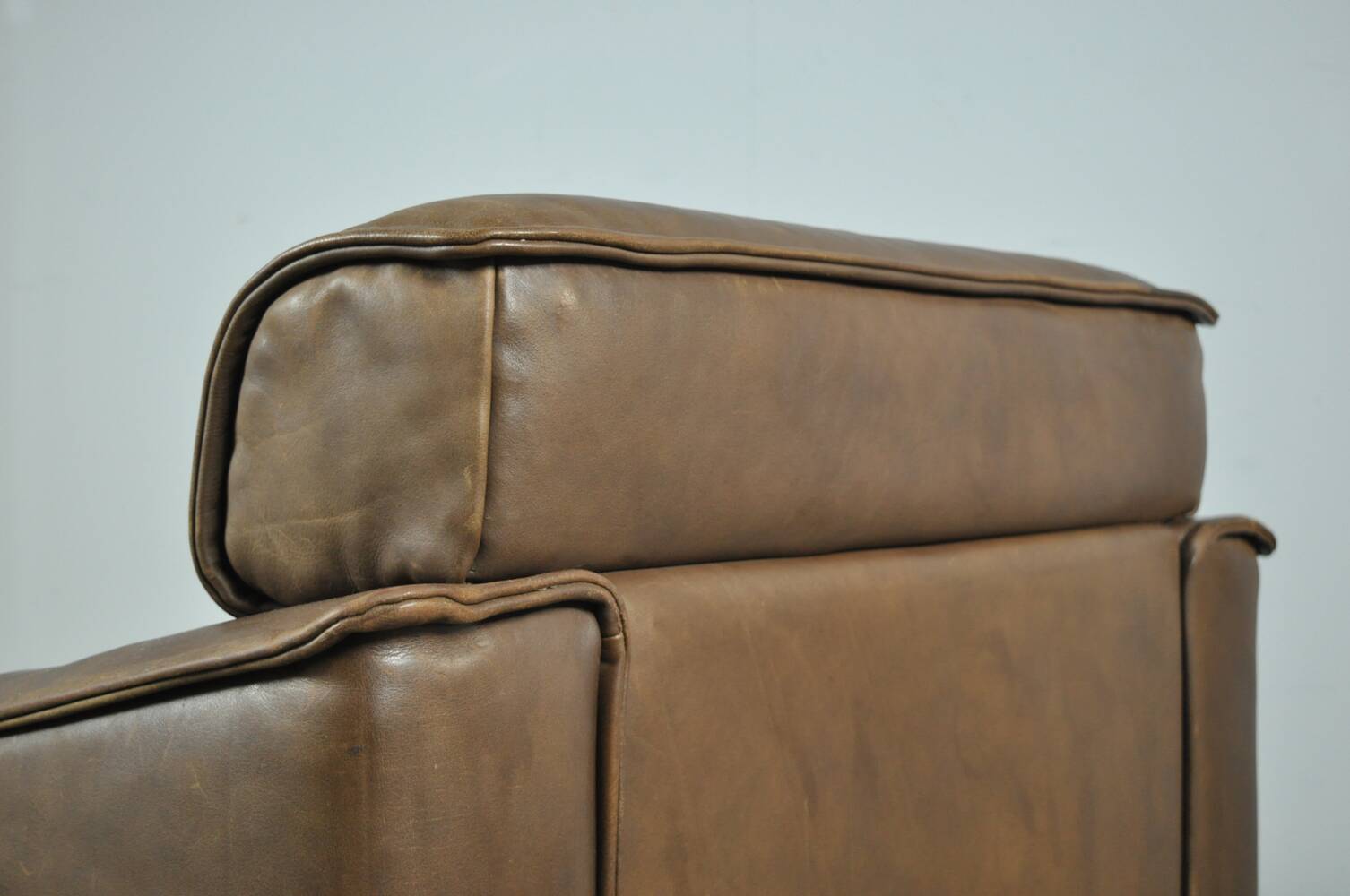 Buffalo leather vintage brutalist armchair by hugo de ruiter, leolux, 1970s