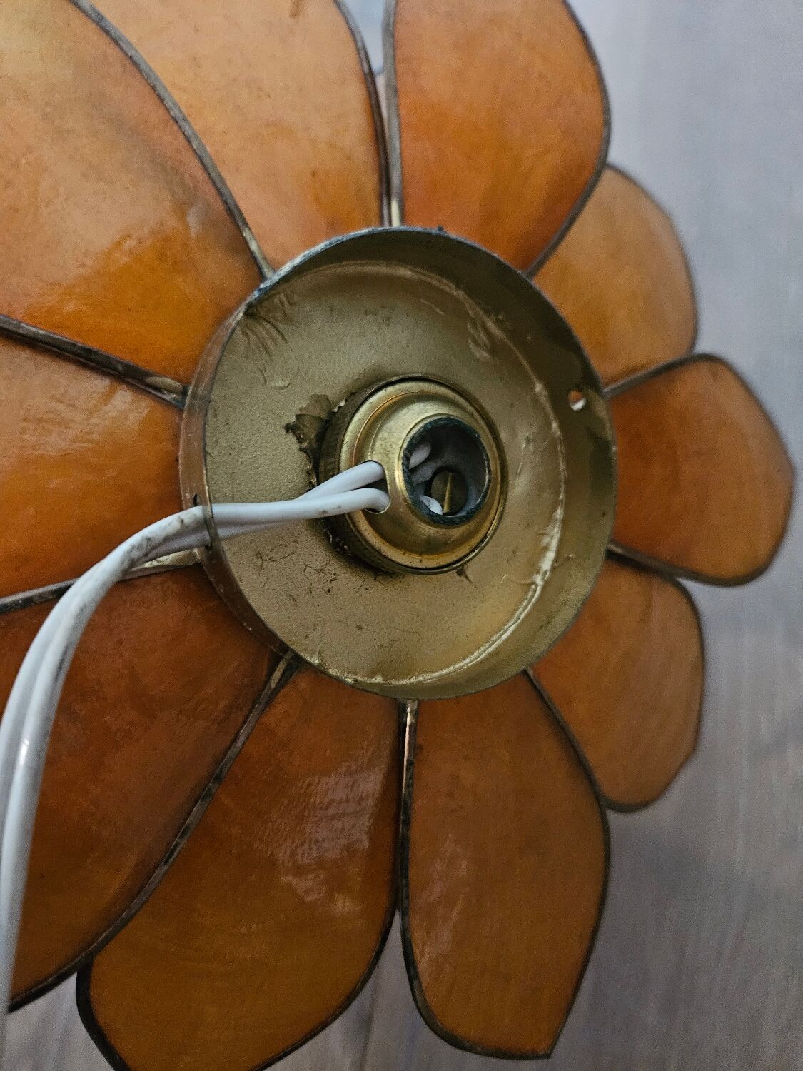 Table lamp in mother-of-pearl and brass