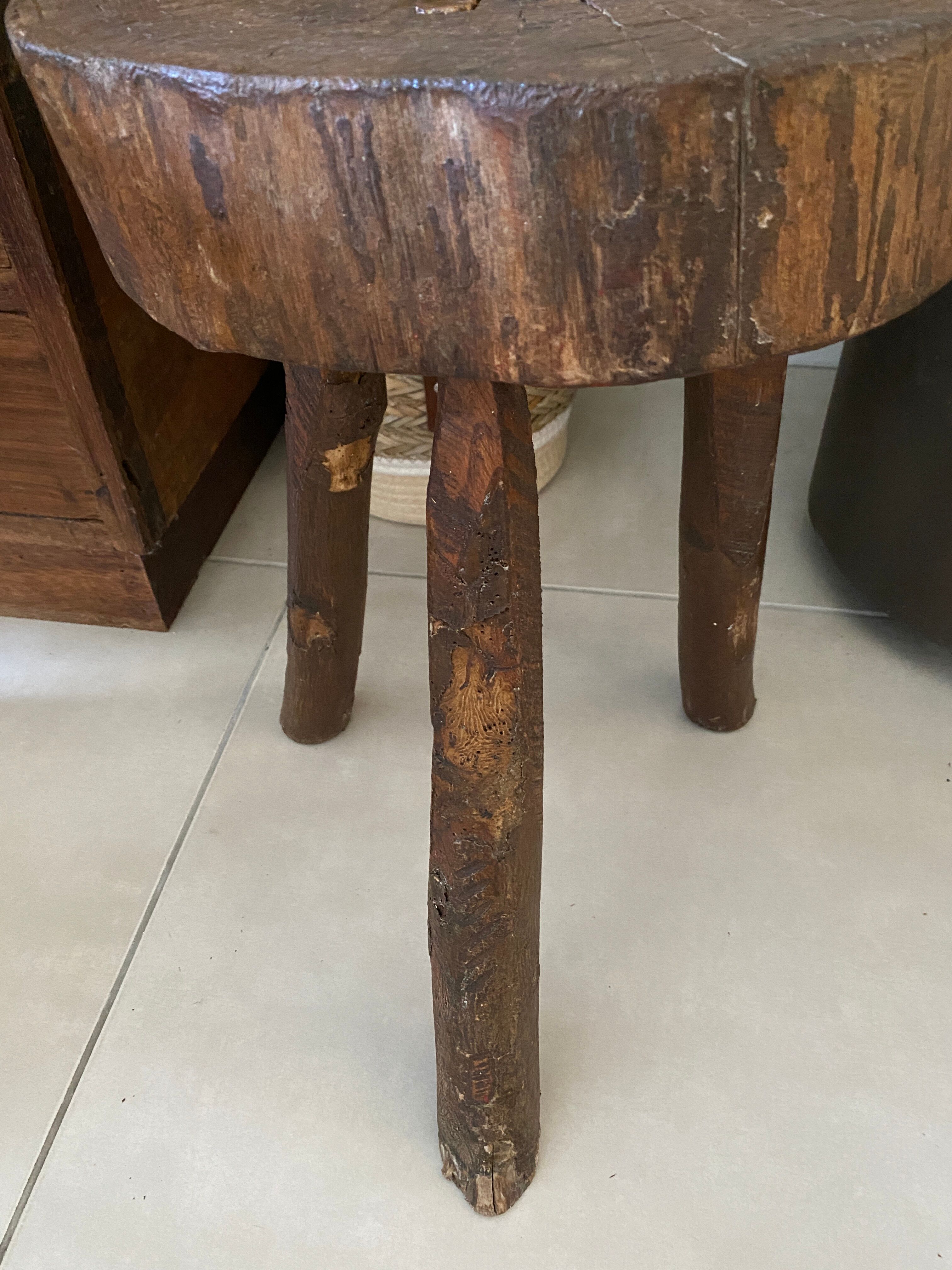 Tabouret tripode brutaliste