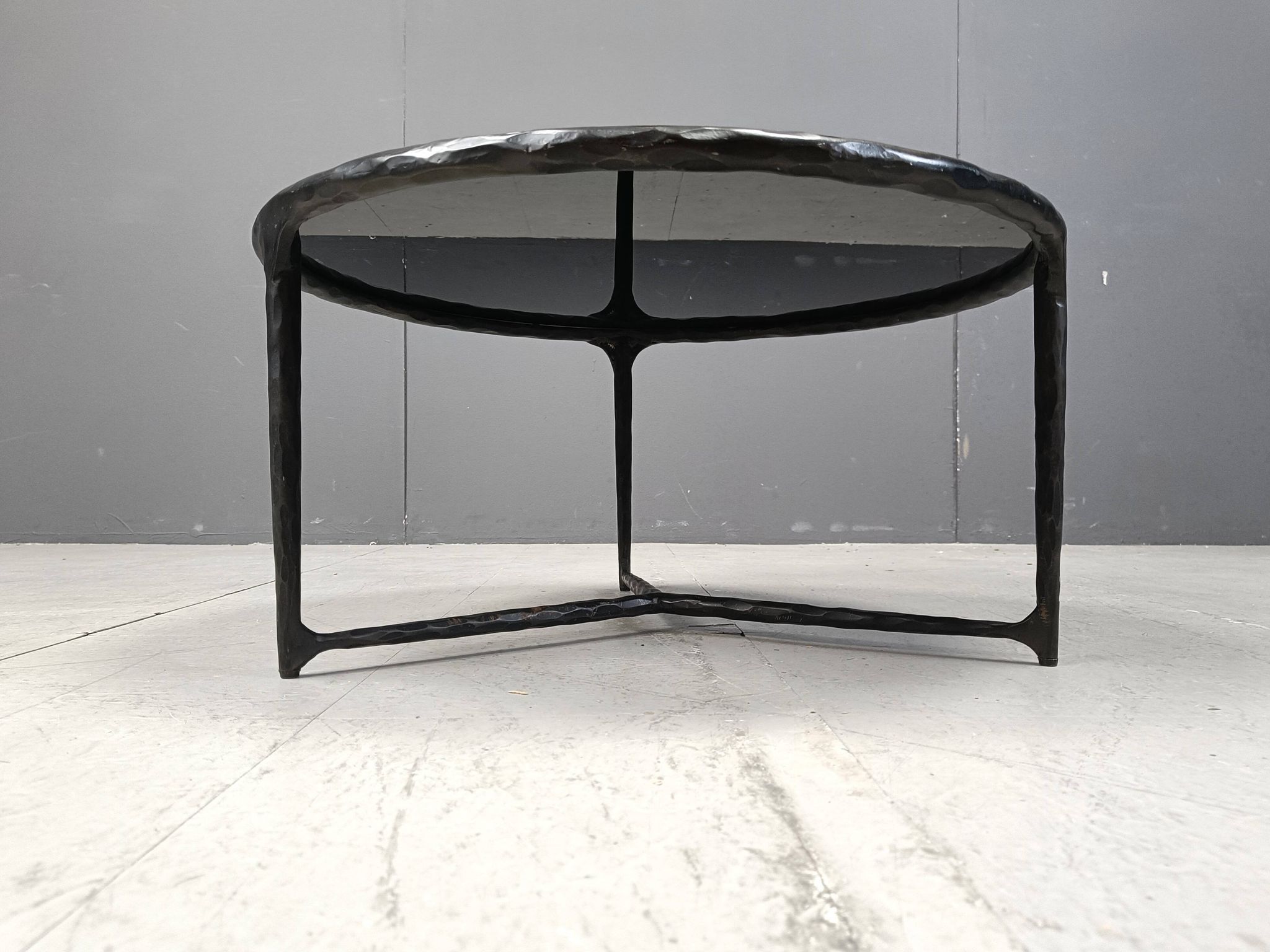 Table basse brutaliste en acier sculpté, années 1970