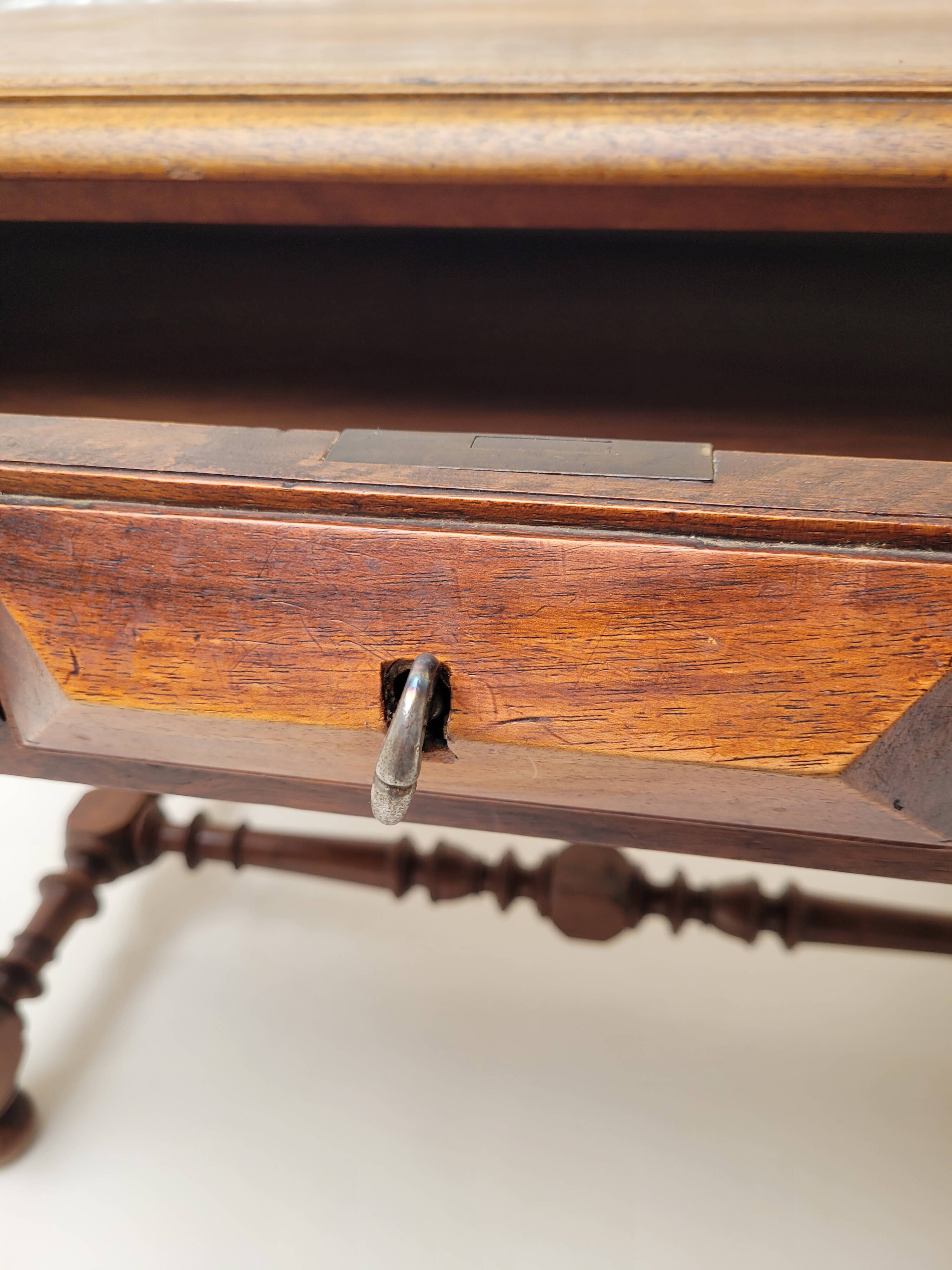 Ancienne table a ecrire bois perlé Louis XIII