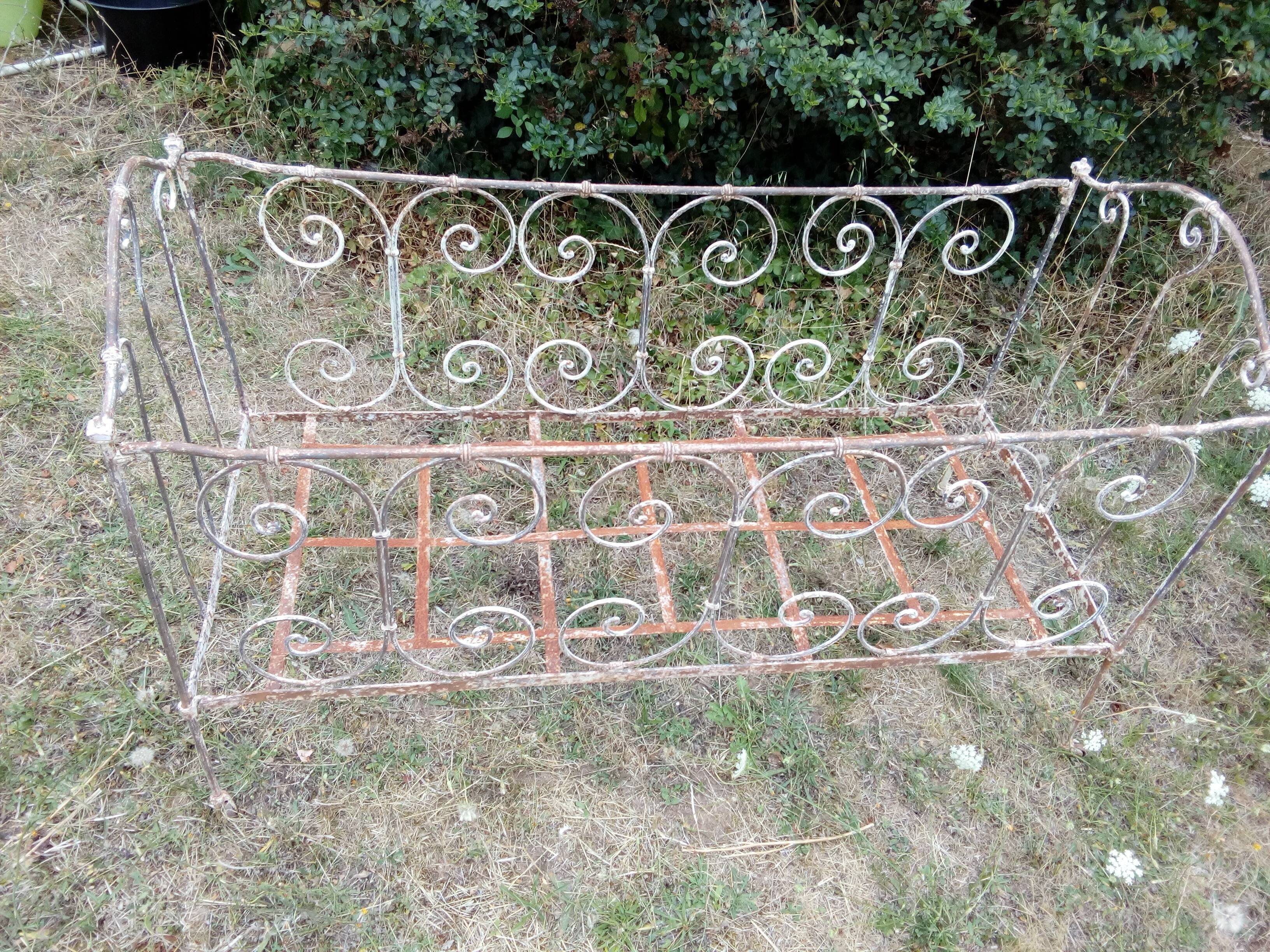 Cage iron crib