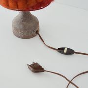 Lampe de table en terre cuite et laine signée 1960-1970