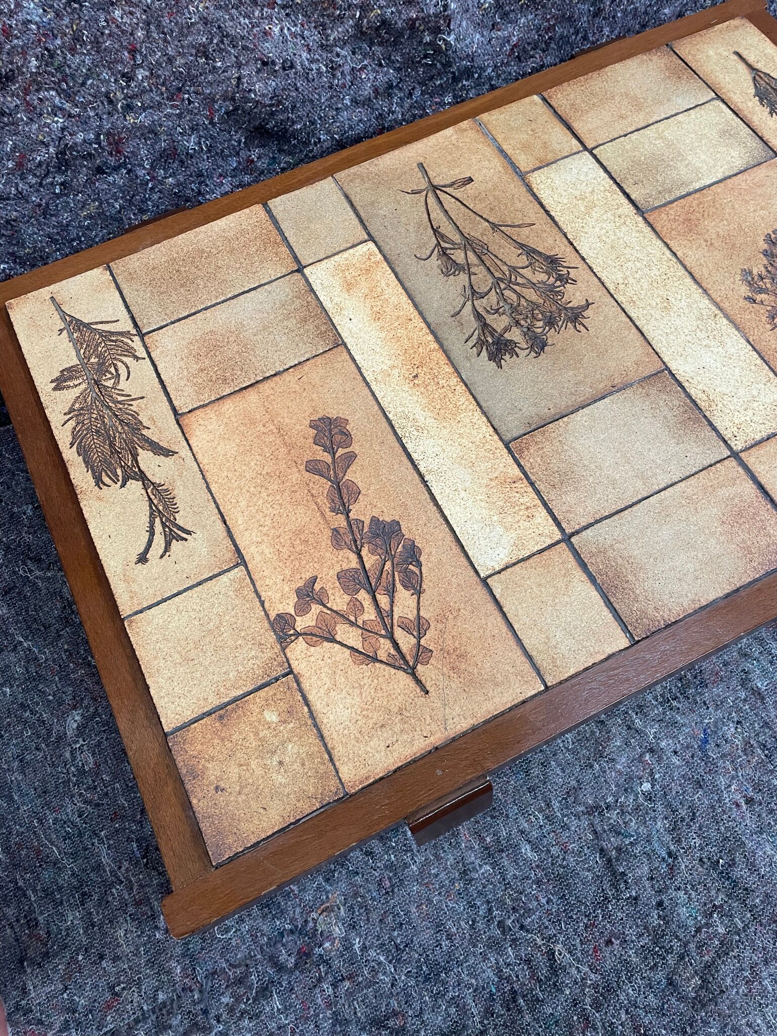 Coffee table in wood and ceramic herbarium