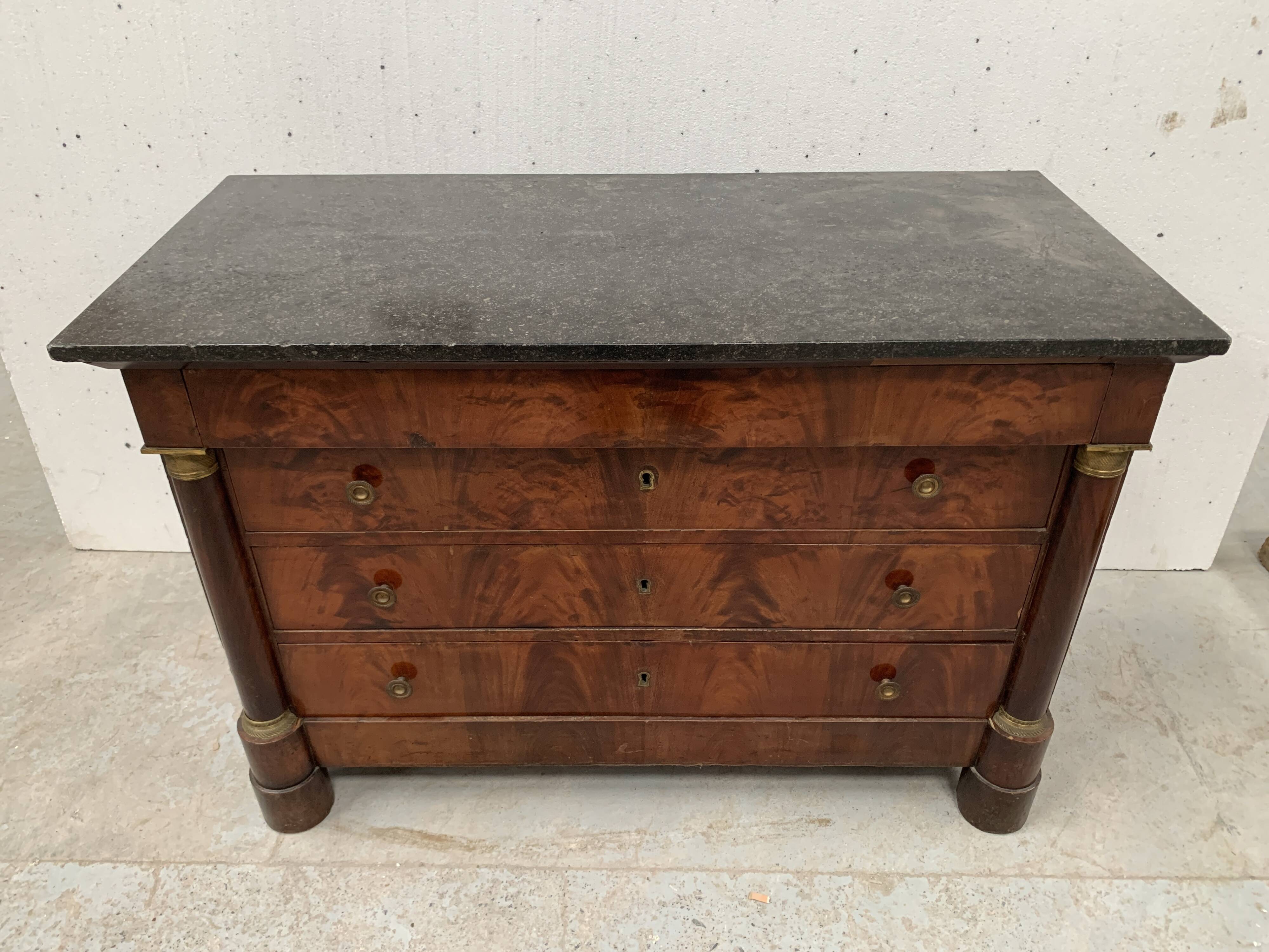 Commode Empire en acajou a demi colonnes XIX siècle