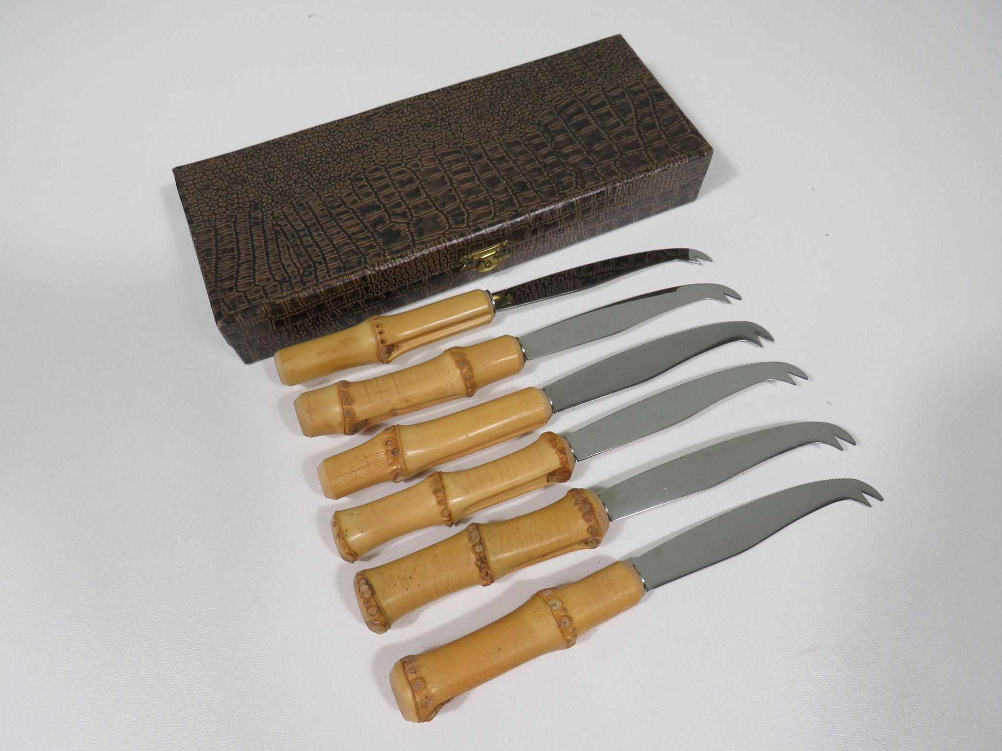 Cheese cutlery set of 6 pieces, bamboo and stainless steel, Italy 1960s