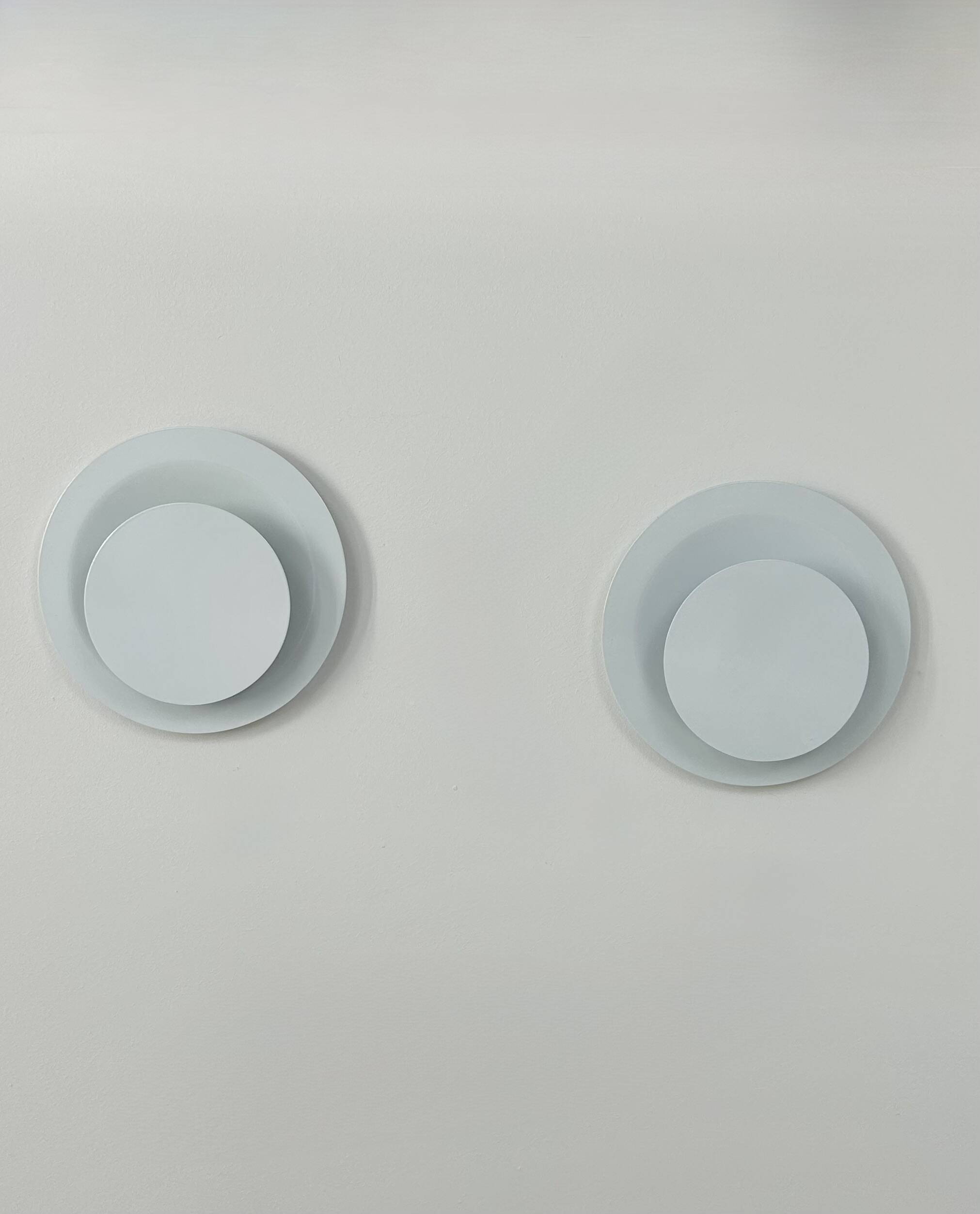 Paire d'appliques vintage, métal laqué blanc, Suède, 1970