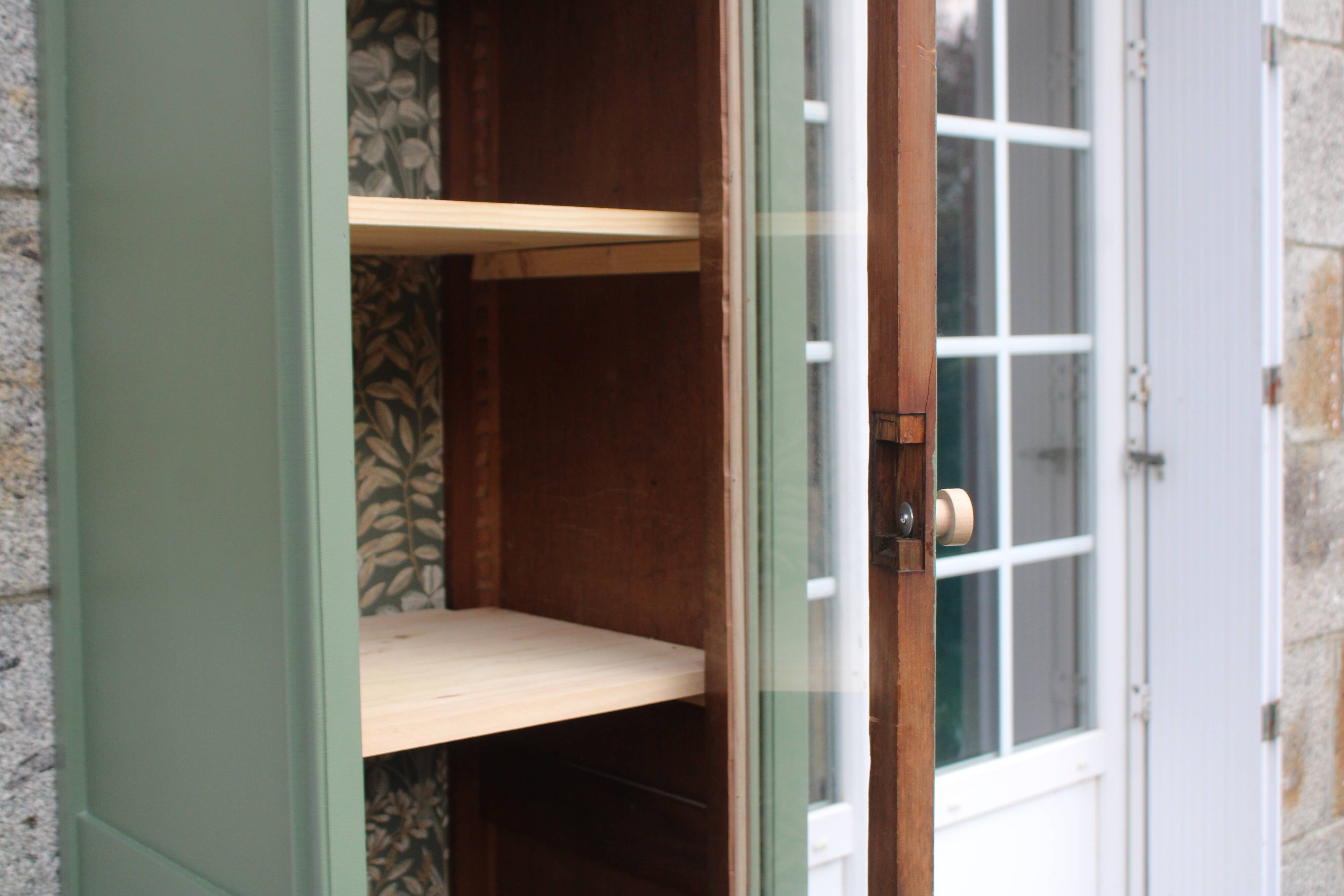 Vitrine haute vintage peinte en vert, rénovée