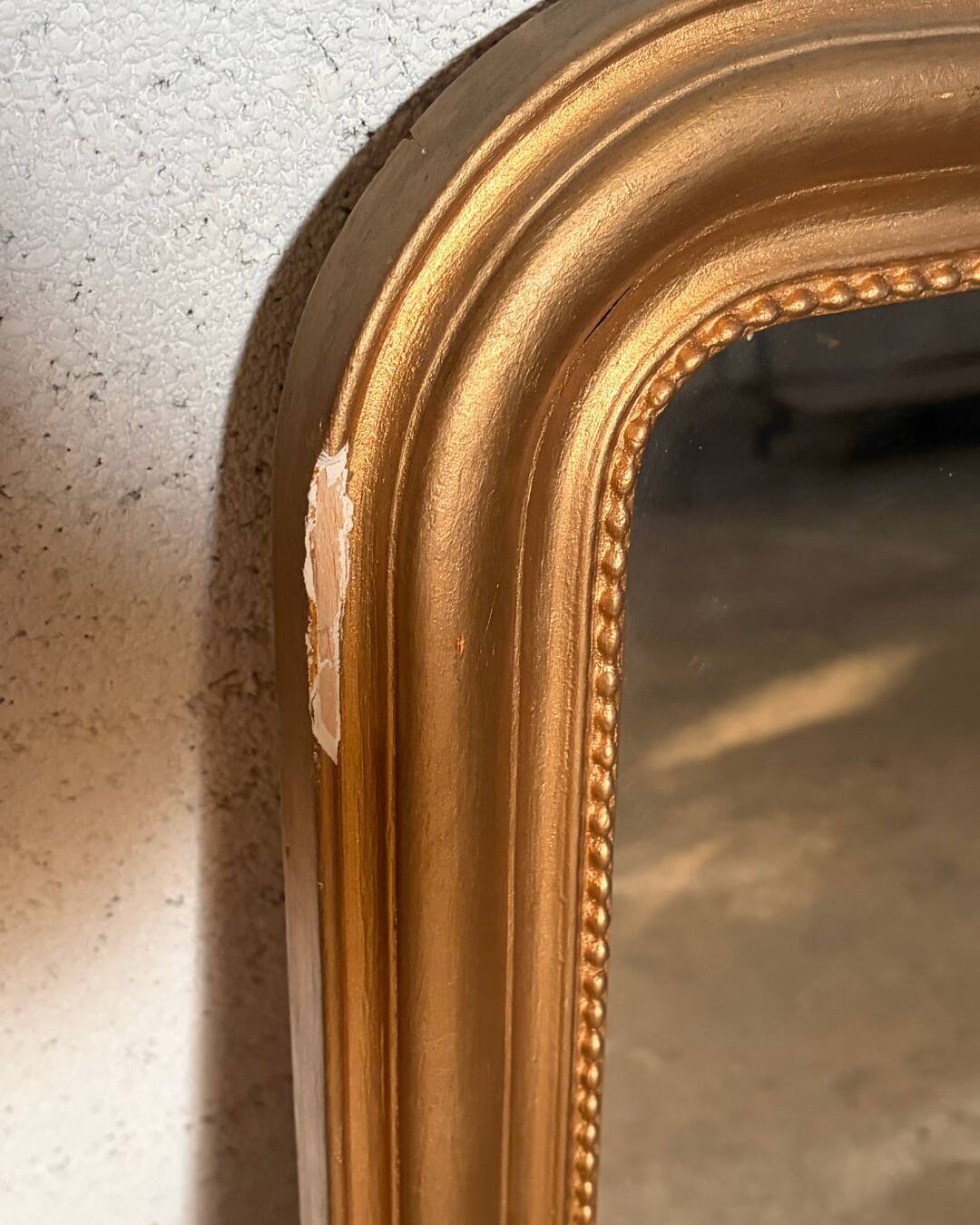 Rounded rectangular mirror in gold