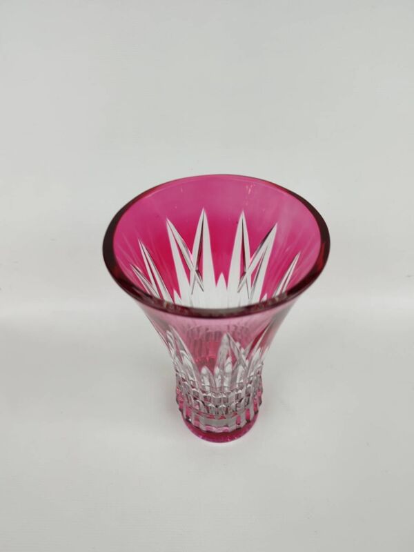 Vase en cristal rose de Val Saint Lambert. Vers 1960.