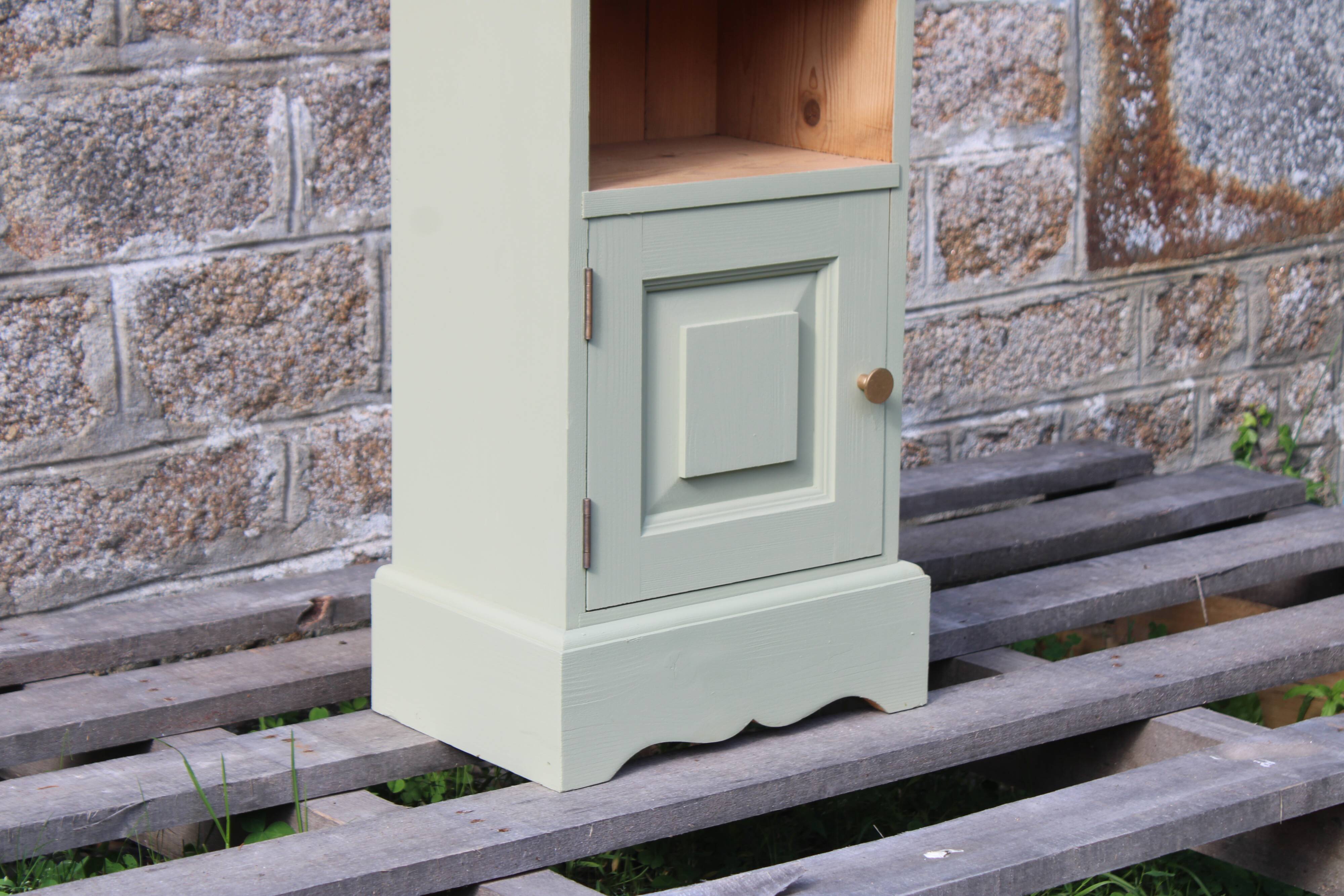Chevet vintage en pin rénové – Vert Lézard Pure & Paint – Plateau bois natu