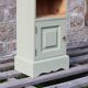 Chevet vintage en pin rénové – Vert Lézard Pure & Paint – Plateau bois natu